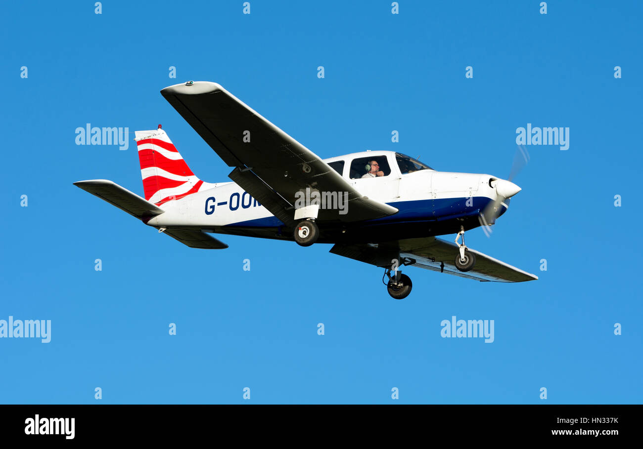 Piper PA-28-161 Guerriero II avvicinando Wellesbourne Airfield, Warwickshire, Regno Unito (G-OOMA) Foto Stock