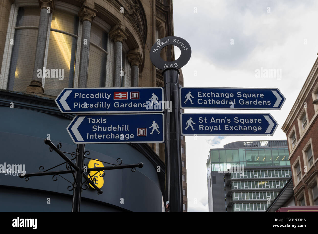 Cartello pedonale presso il Market Street che mostra le indicazioni per i punti di interesse a Manchester, Regno Unito Foto Stock