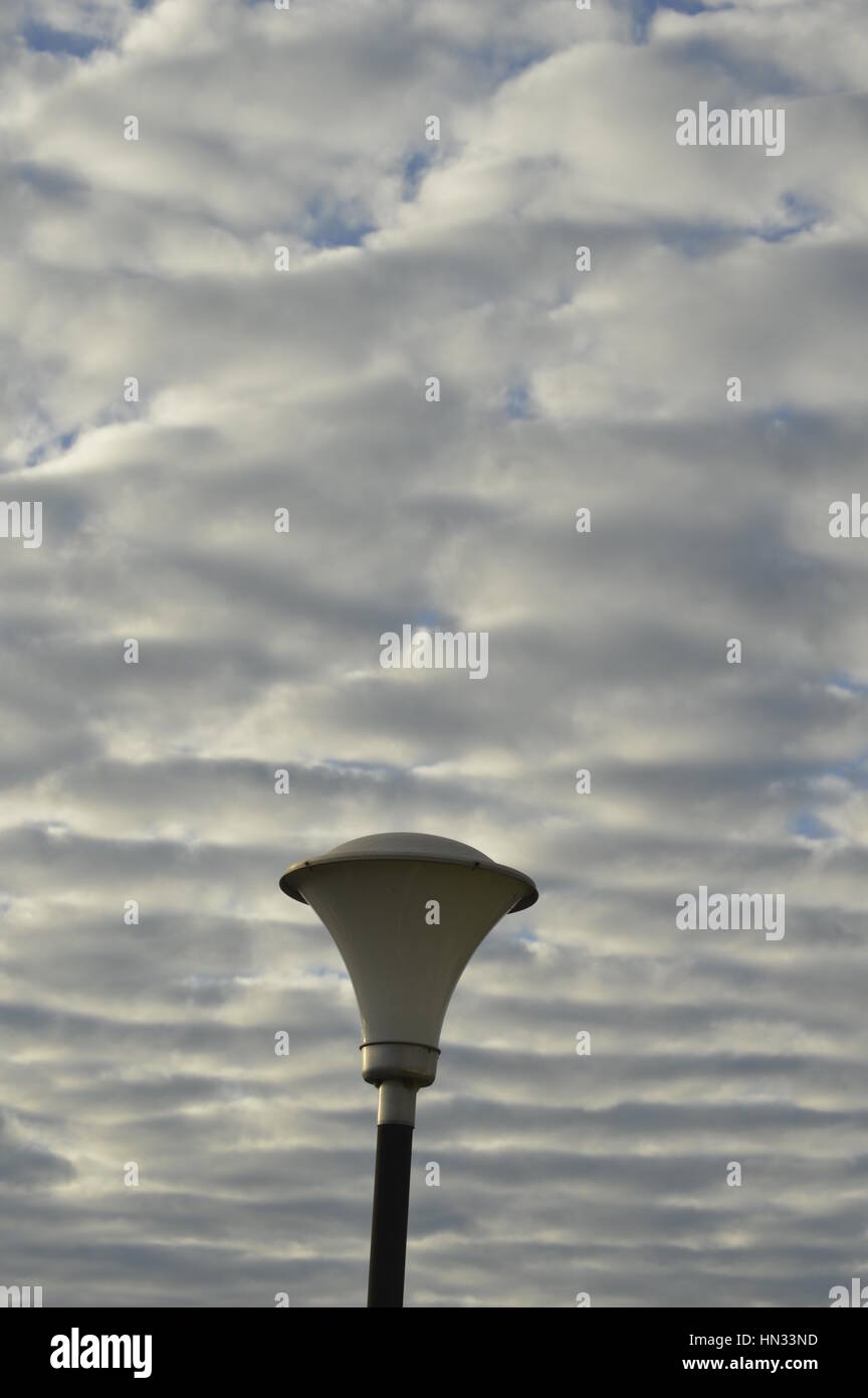 Illuminazione pubblica pole e nuvole Foto Stock