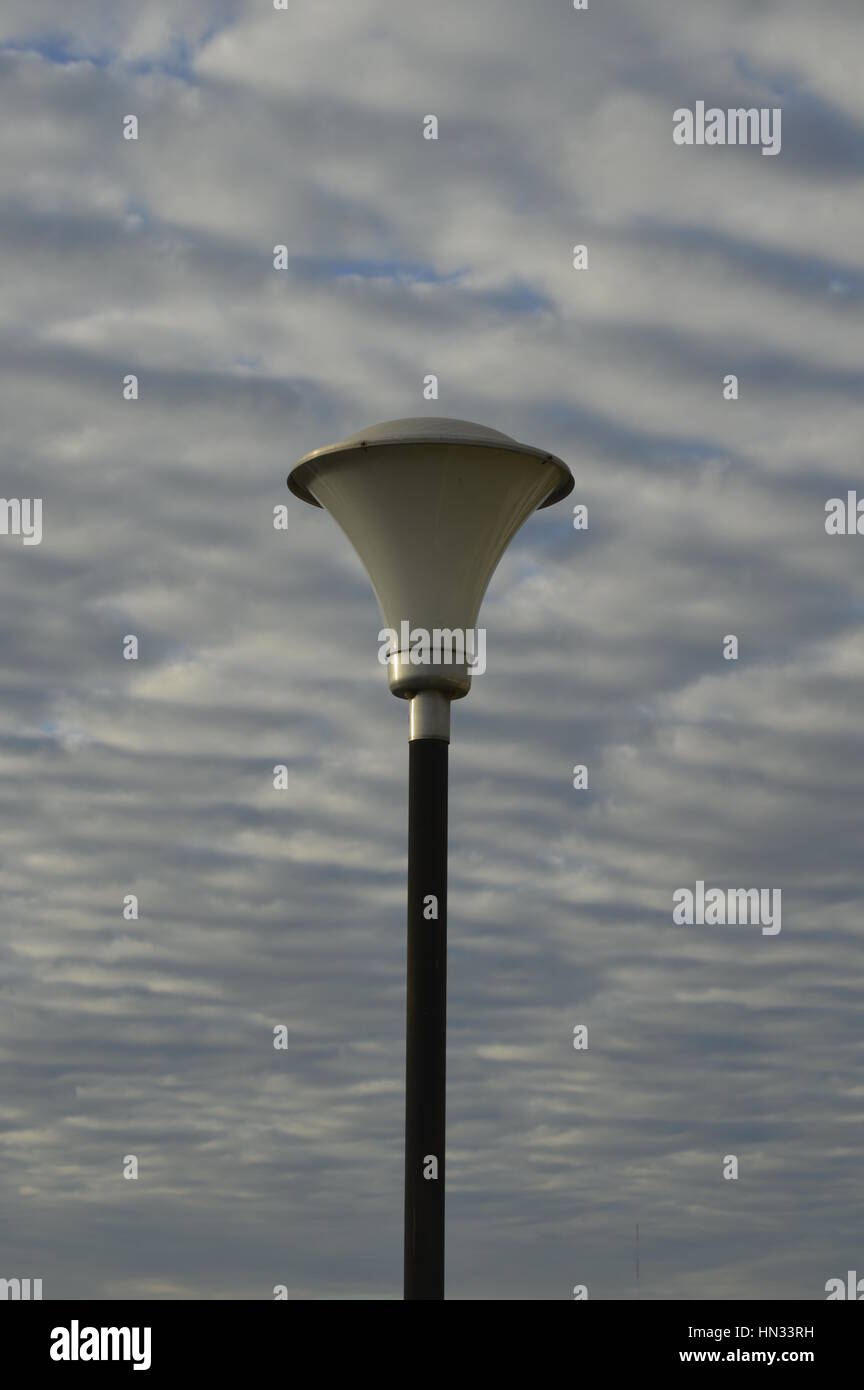 Illuminazione pubblica pole e nuvole Foto Stock