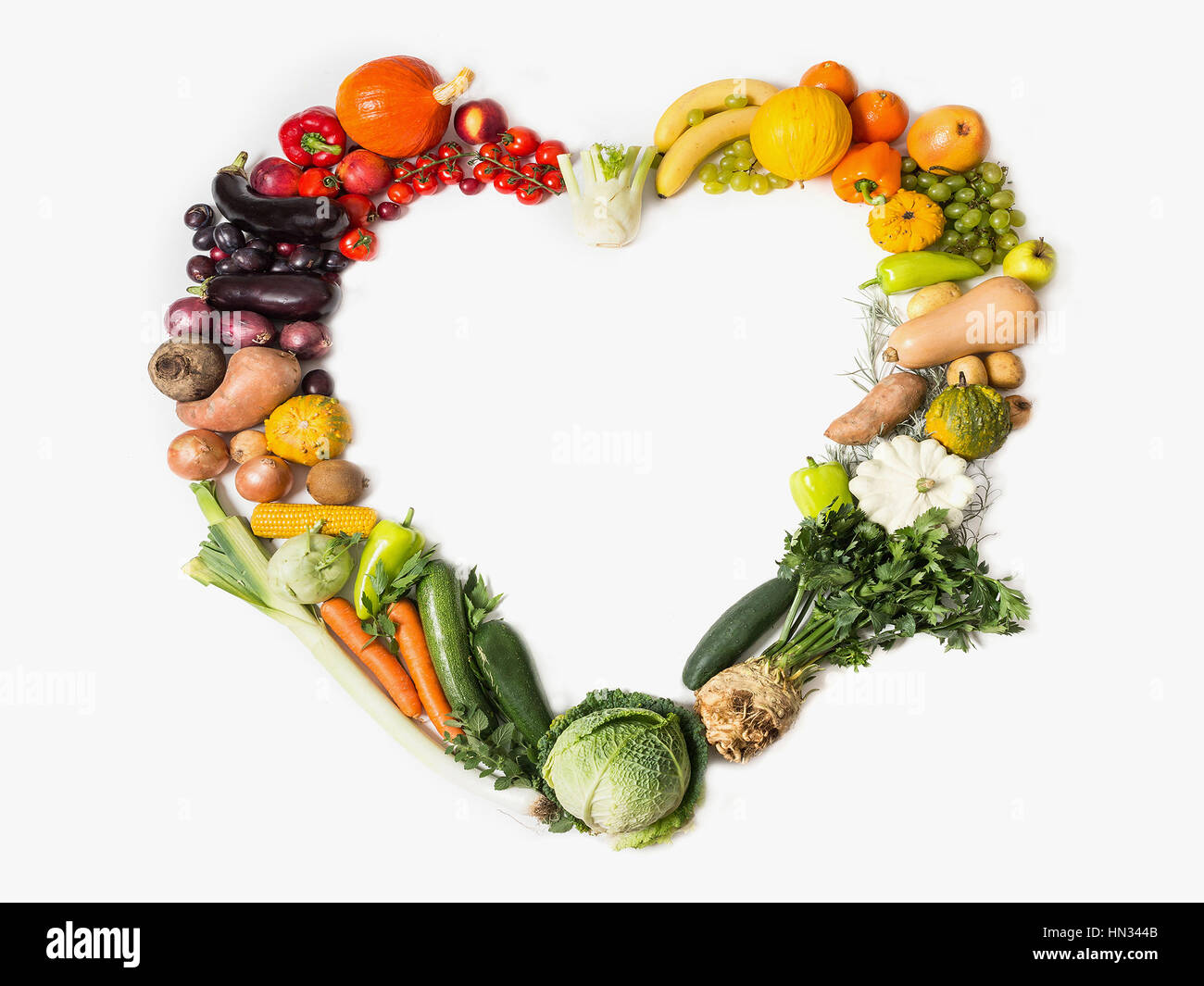La frutta e la verdura sono cuore sano. Cuore di verdura e frutta. Il concetto di sano, cibo fresco. Cibo sano e sfondo Foto Stock
