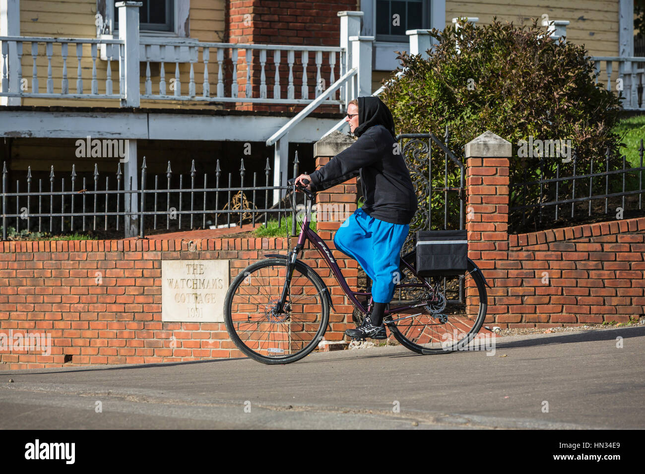Un Amish signora su una bicicletta a Berlino, Ohio, Stati Uniti d'America. Foto Stock
