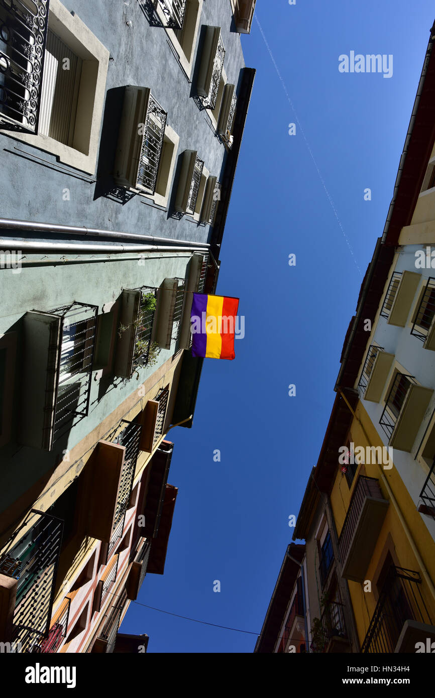 Guerra civile spagnola bandiera su Calle de la Estefeta in Pamplona, Spagna. Foto Stock