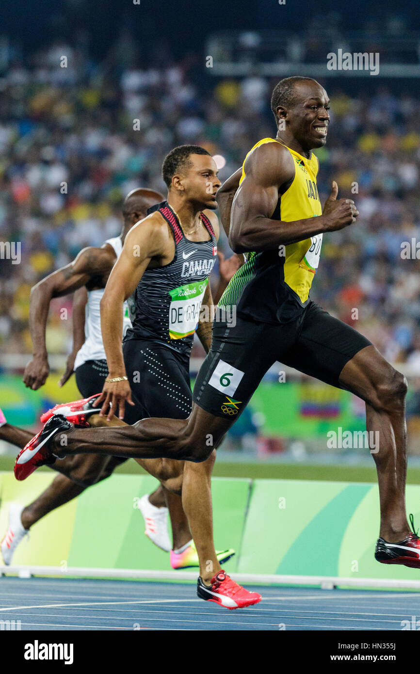 Usain Bolt (JAM) concorrenti negli uomini della 100m semi finali al 2016 Olimpiadi estive. ©Paul J. Sutton/NCP Fotografia. Foto Stock