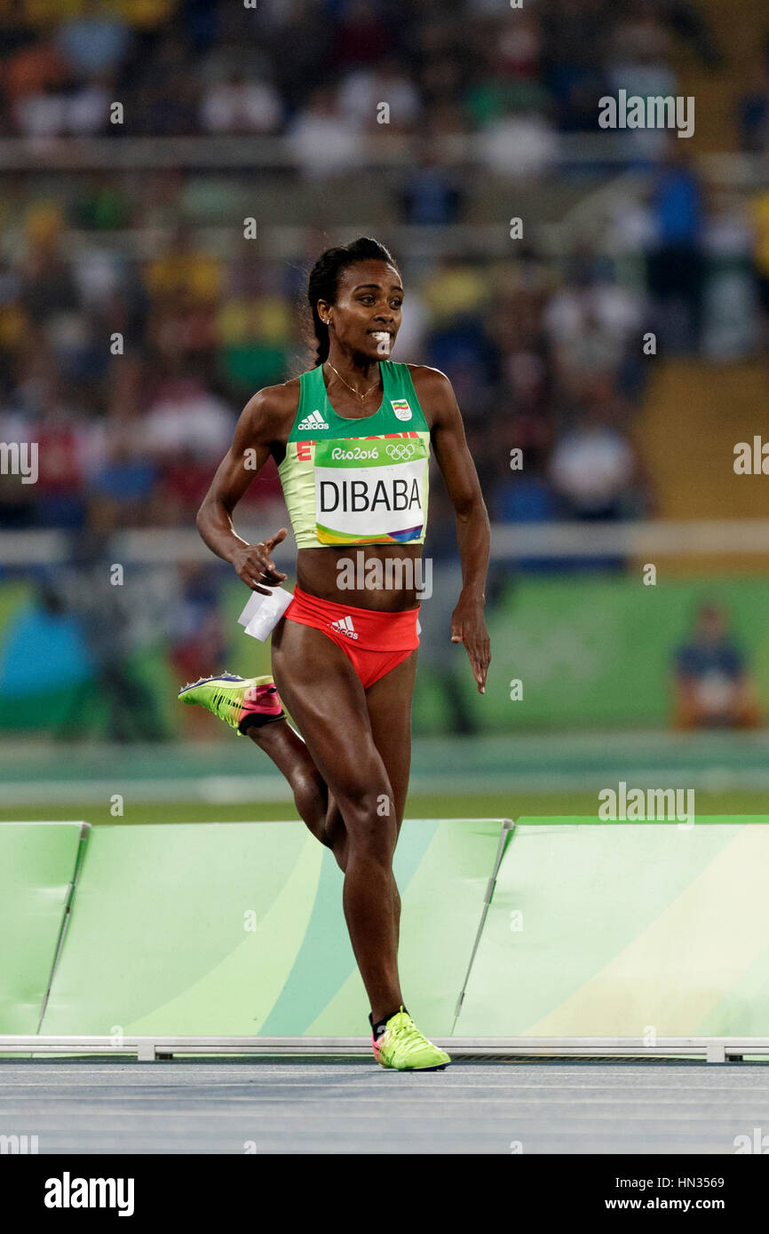 Rio de Janeiro, Brasile. Il 14 agosto 2016. Atletica, Genzebe Dibaba (ETH) competere nel femminile 1,500m semi-finale al 2016 Olimpiadi estive. Foto Stock