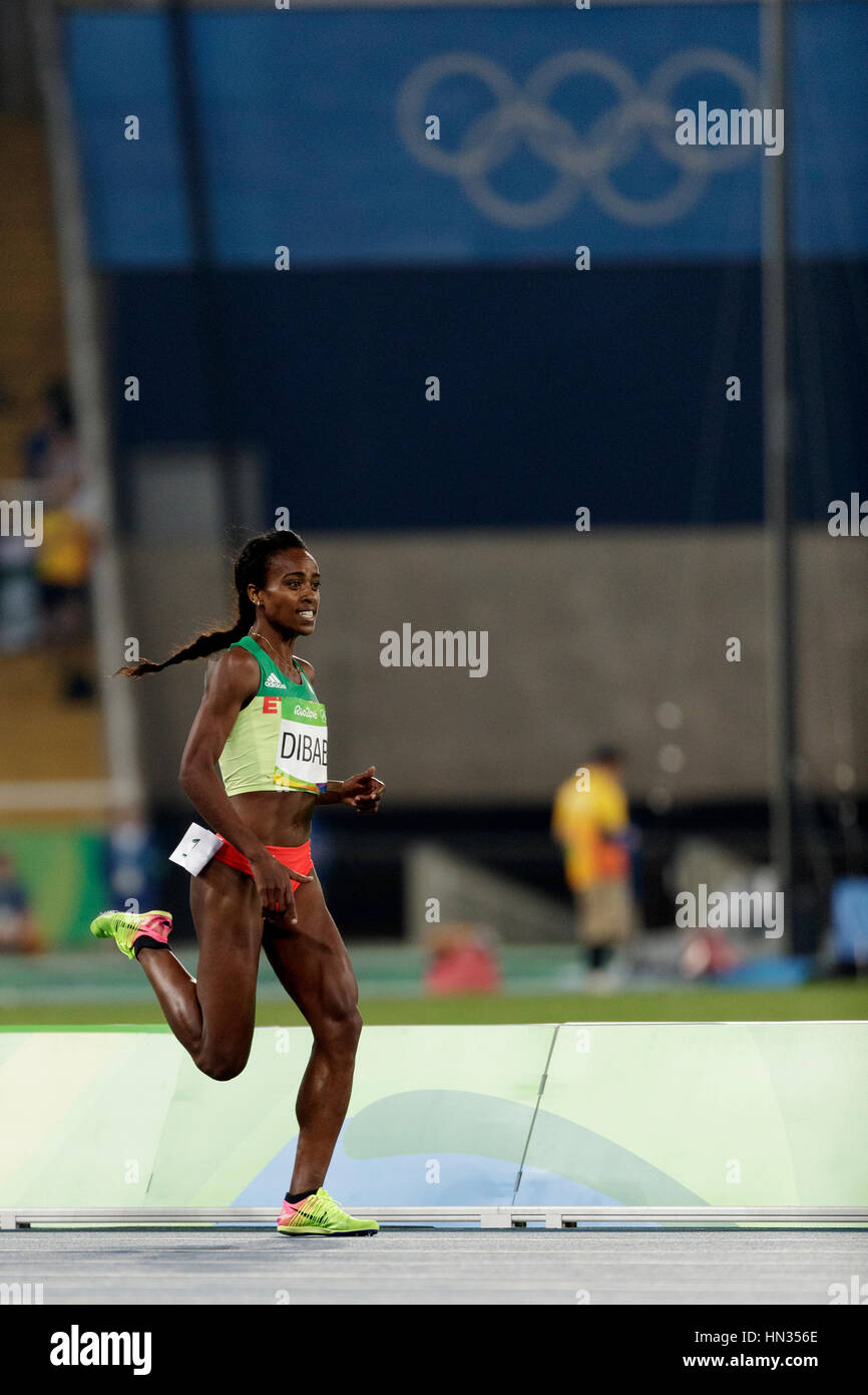 Rio de Janeiro, Brasile. Il 14 agosto 2016. Atletica, Genzebe Dibaba (ETH) competere nel femminile 1,500m semi-finale al 2016 Olimpiadi estive. Foto Stock