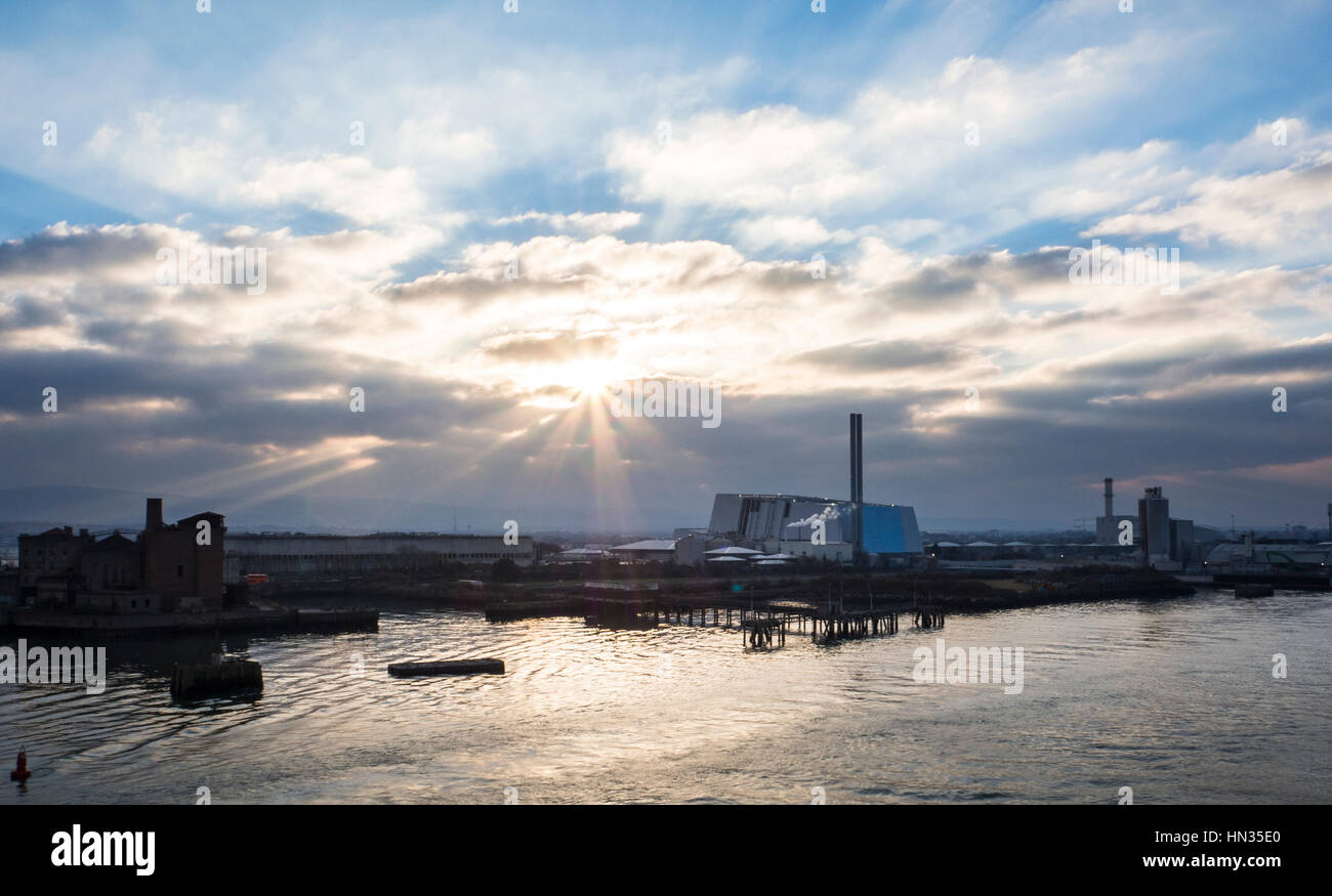 Porto di Dublino skyline con Piccionaia e inceneritore in vista. Foto Stock