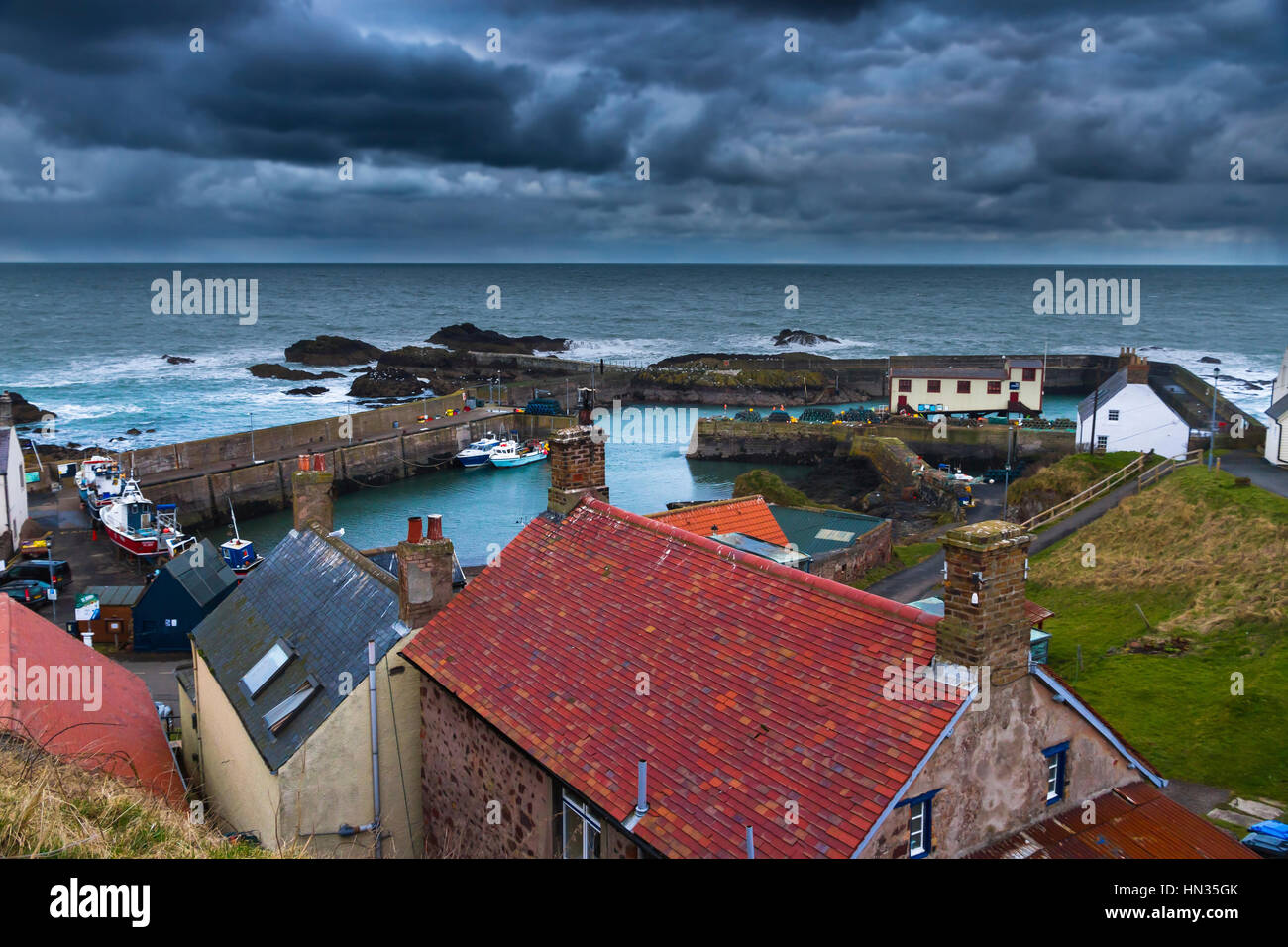 Il piccolo villaggio di pescatori di St Abbs nel sud est della Scozia. Foto Stock