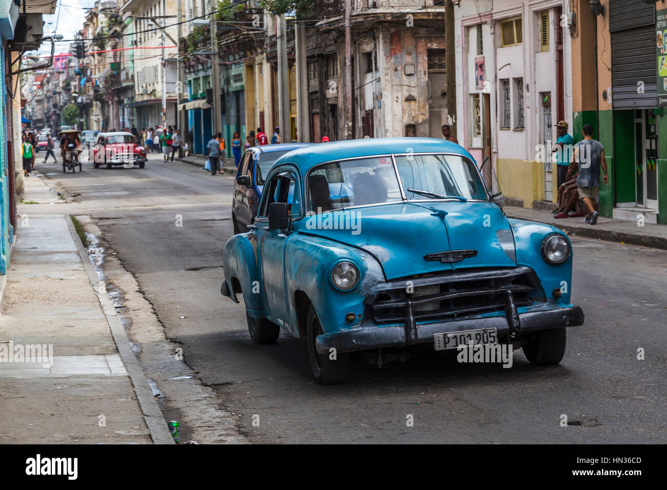 Un blu old timer avvolge il bordo della strada nel centro di Havana. Foto Stock