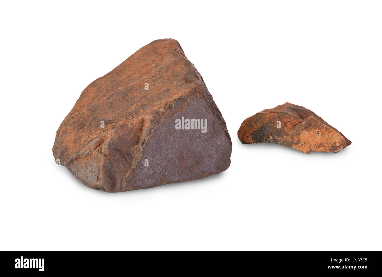 Due pezzi di minerale di ferro isolato su sfondo bianco Foto Stock