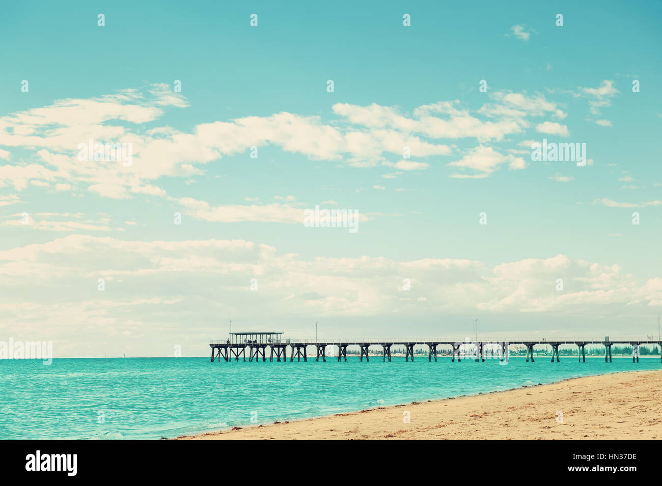 Paesaggio marino con Grange Jetty Adelaide Australia e persone sagome. Tonificanti in stile retrò Foto Stock