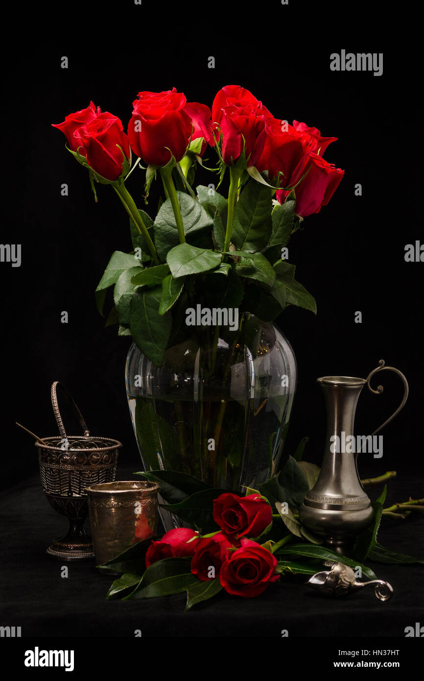Una bella vita ancora di rose rosse su sfondo nero. Foto Stock
