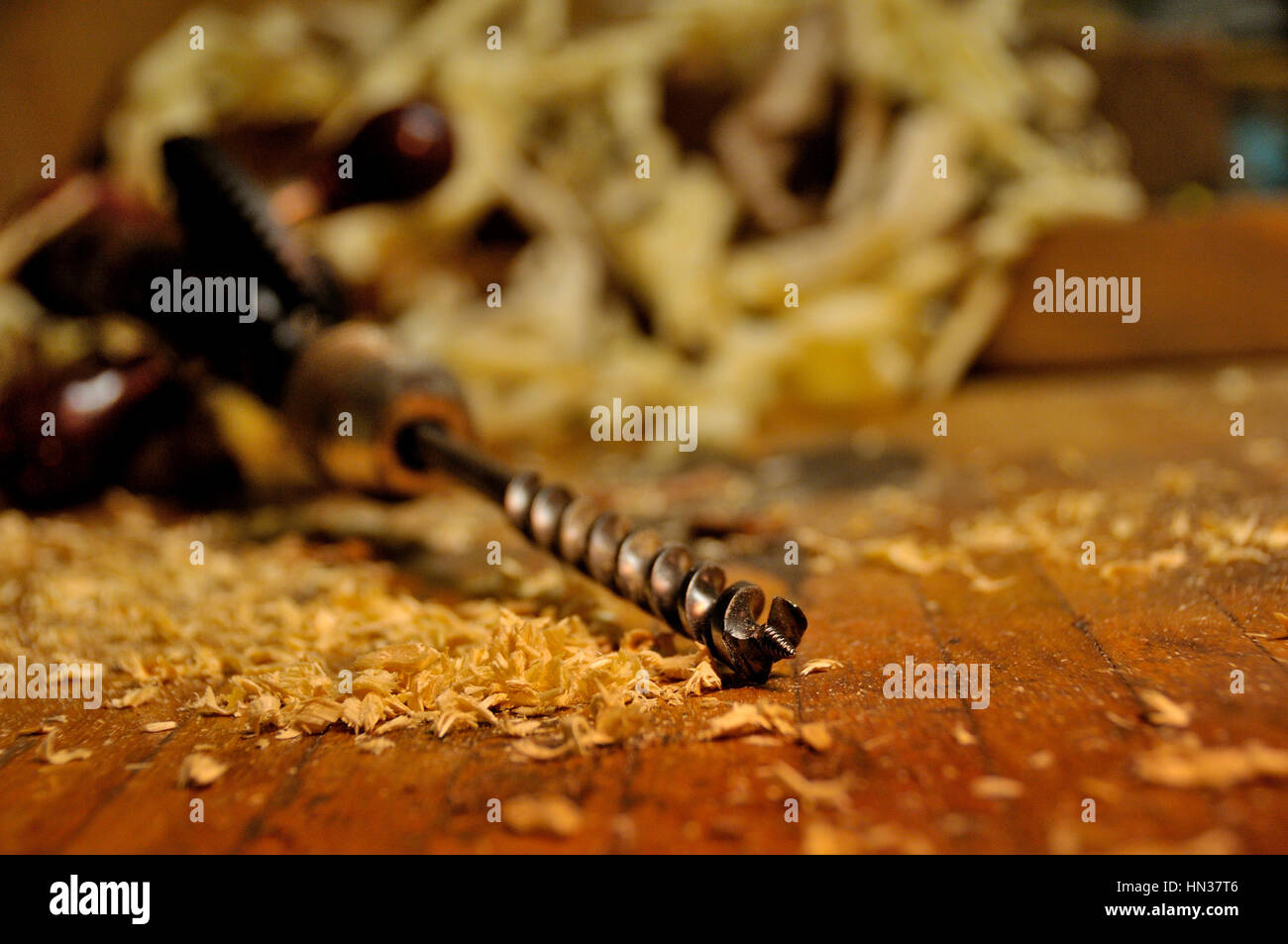 Close up della coclea bit & mano trapano alimentato in woodshop. Foto Stock