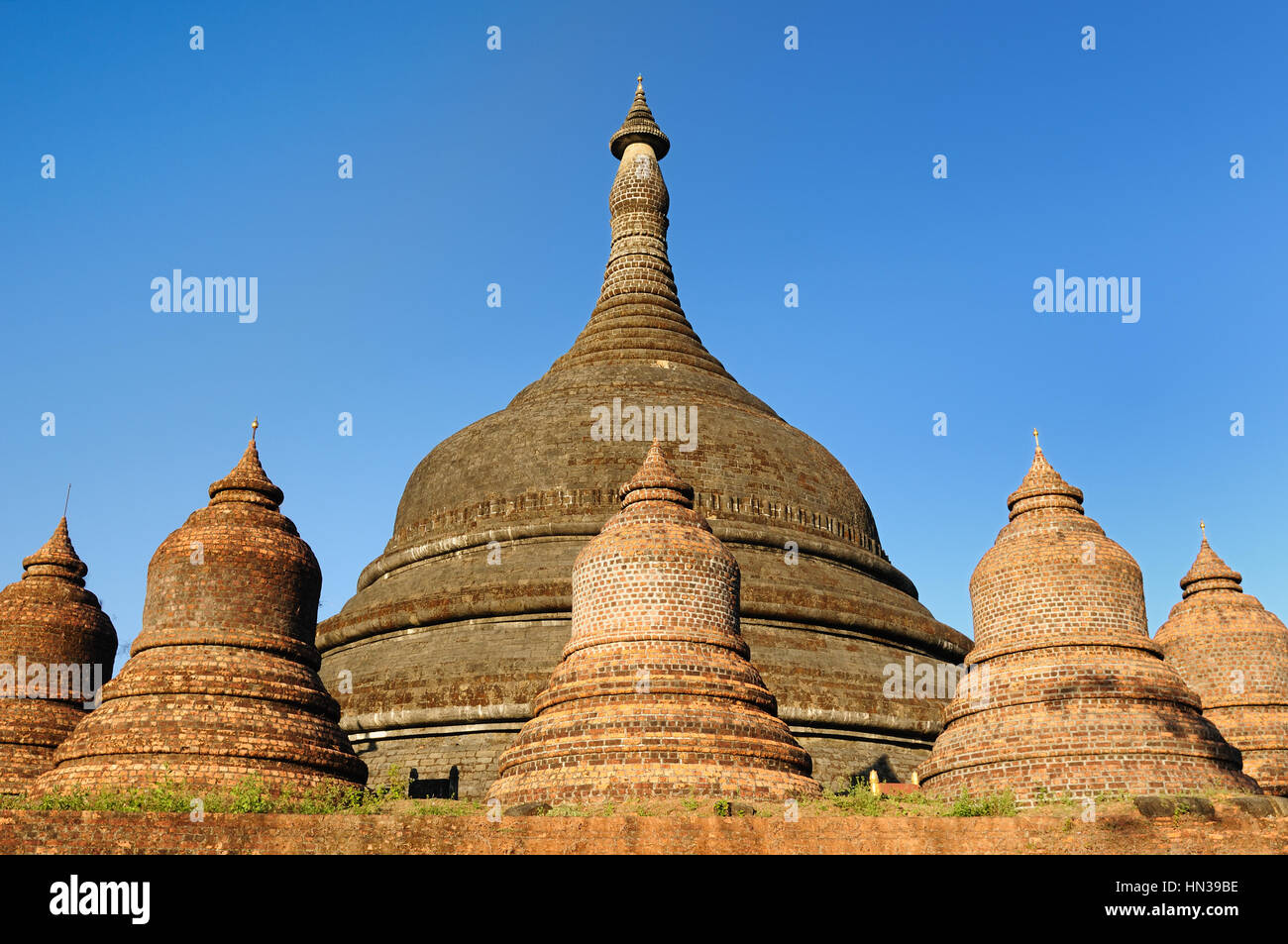 Myanmar (Birmania), Mrauk U templi. Ratanabon Paya (stupa) - questo grande stupa è circondato da 24 stupa più piccoli. Essa era apparentemente costruito dalla Regina Shin ht Foto Stock