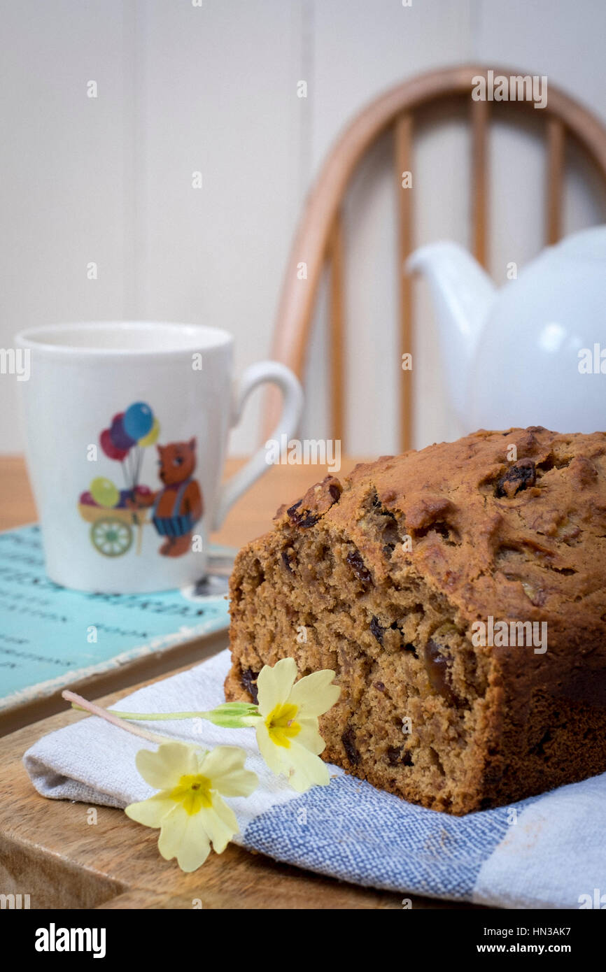 Pane appena sfornato vegan banana focaccia con una tazza di tè Foto Stock