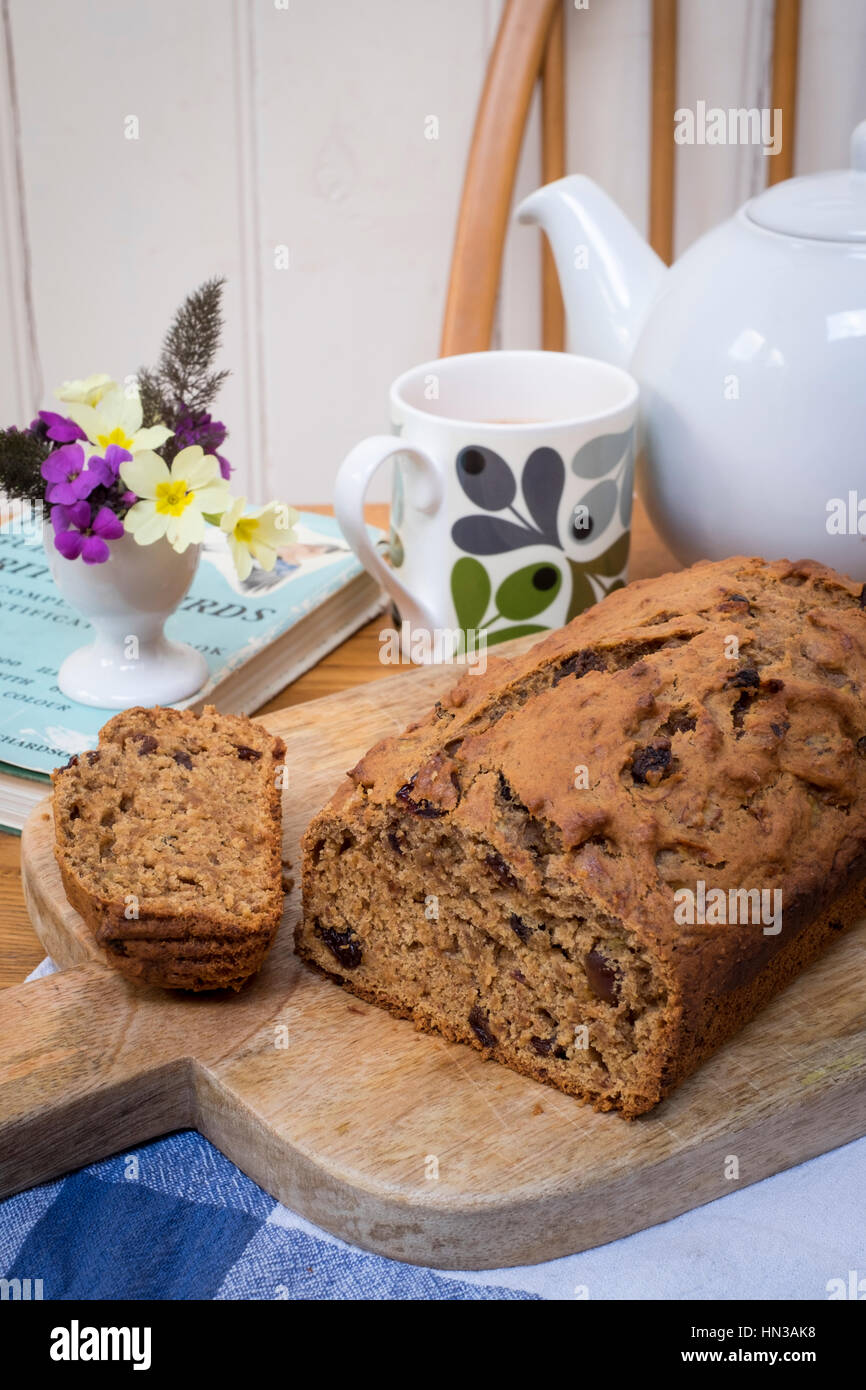 Pane appena sfornato vegan banana focaccia con una tazza di tè Foto Stock