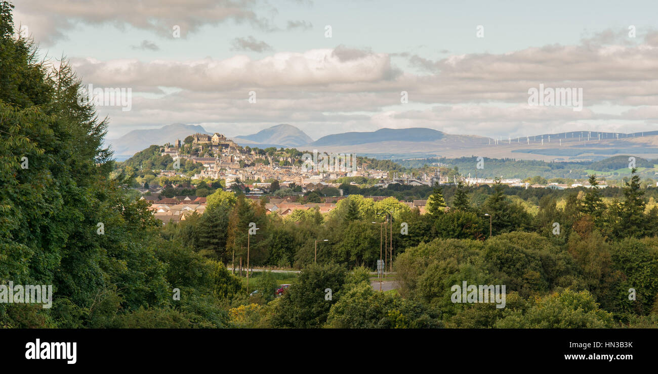 Paesaggio di Stirling Stirling Castle e la città di Stirling panorama visto da Bannockburn con wind farm in distanza - Stirling, Scozia, Regno Unito Foto Stock