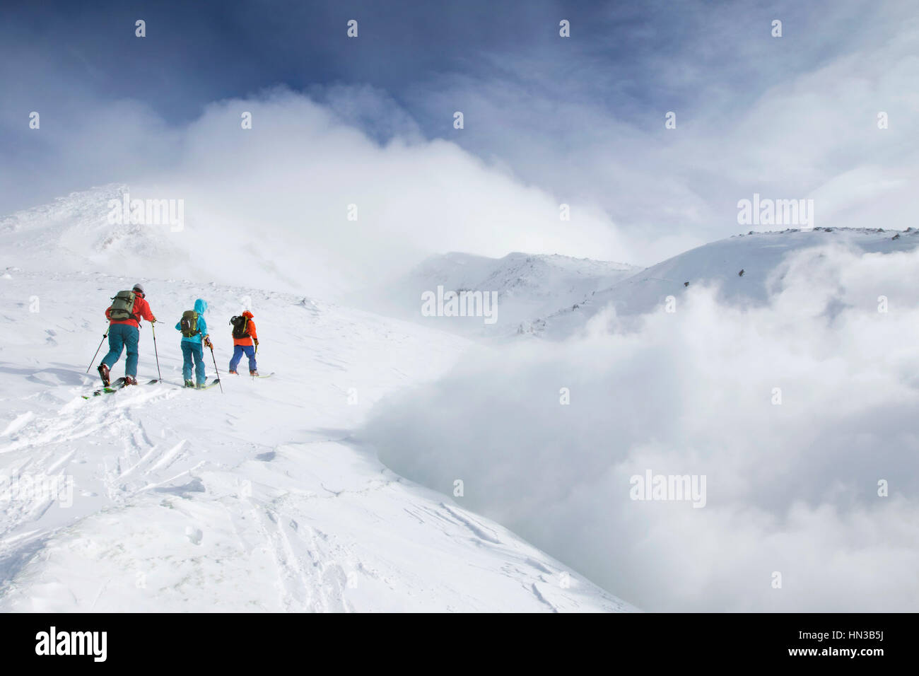 Tre Backcountry gli sciatori sono crescente per la montagna più alta di Hokkaido Foto Stock