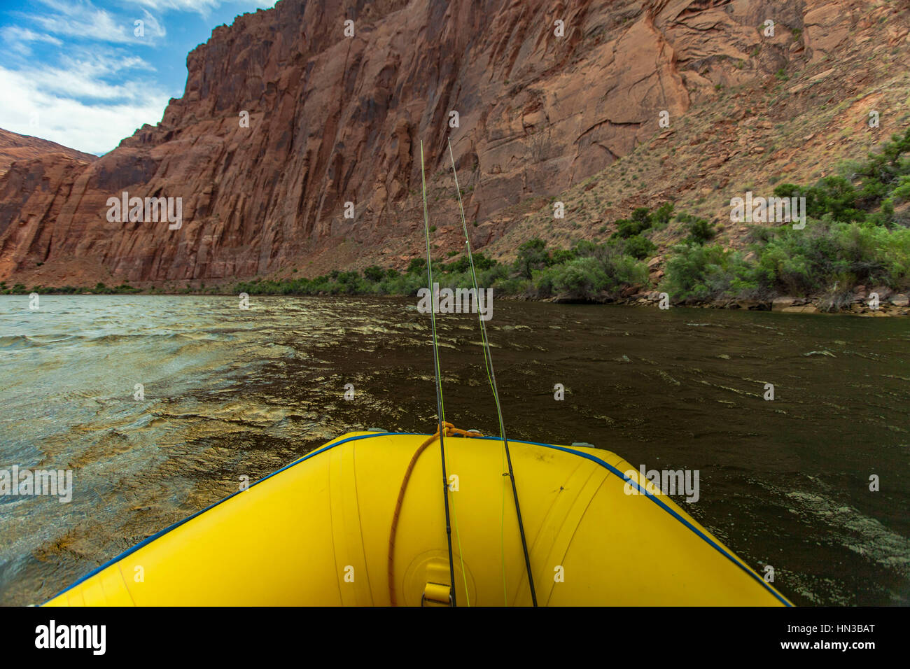 Due poli di pesca appendere fuori la parte anteriore di una zattera nel Grand Canyon Foto Stock