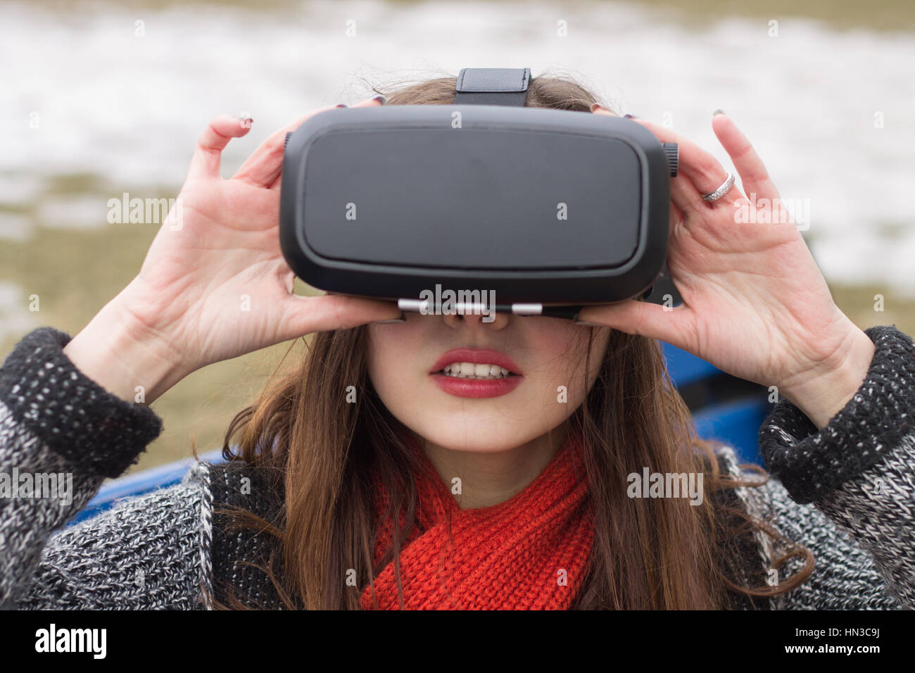 Bella ragazza giovane con la realtà virtuale VR cuffia sulla strada interessata da 360 immagine Foto Stock