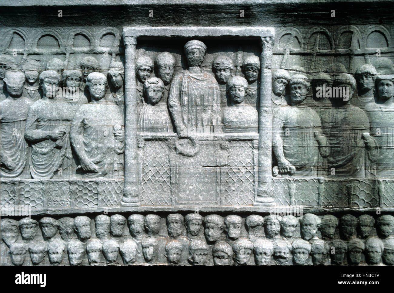 Sollievo Carving di imperatore bizantino Teodosio I o Teodosio il Grande e il coronamento di vincitori alla base dell'obelisco egiziano nell'Ippodromo, quartiere di Sultanahmet, Istanbul, Turchia Foto Stock