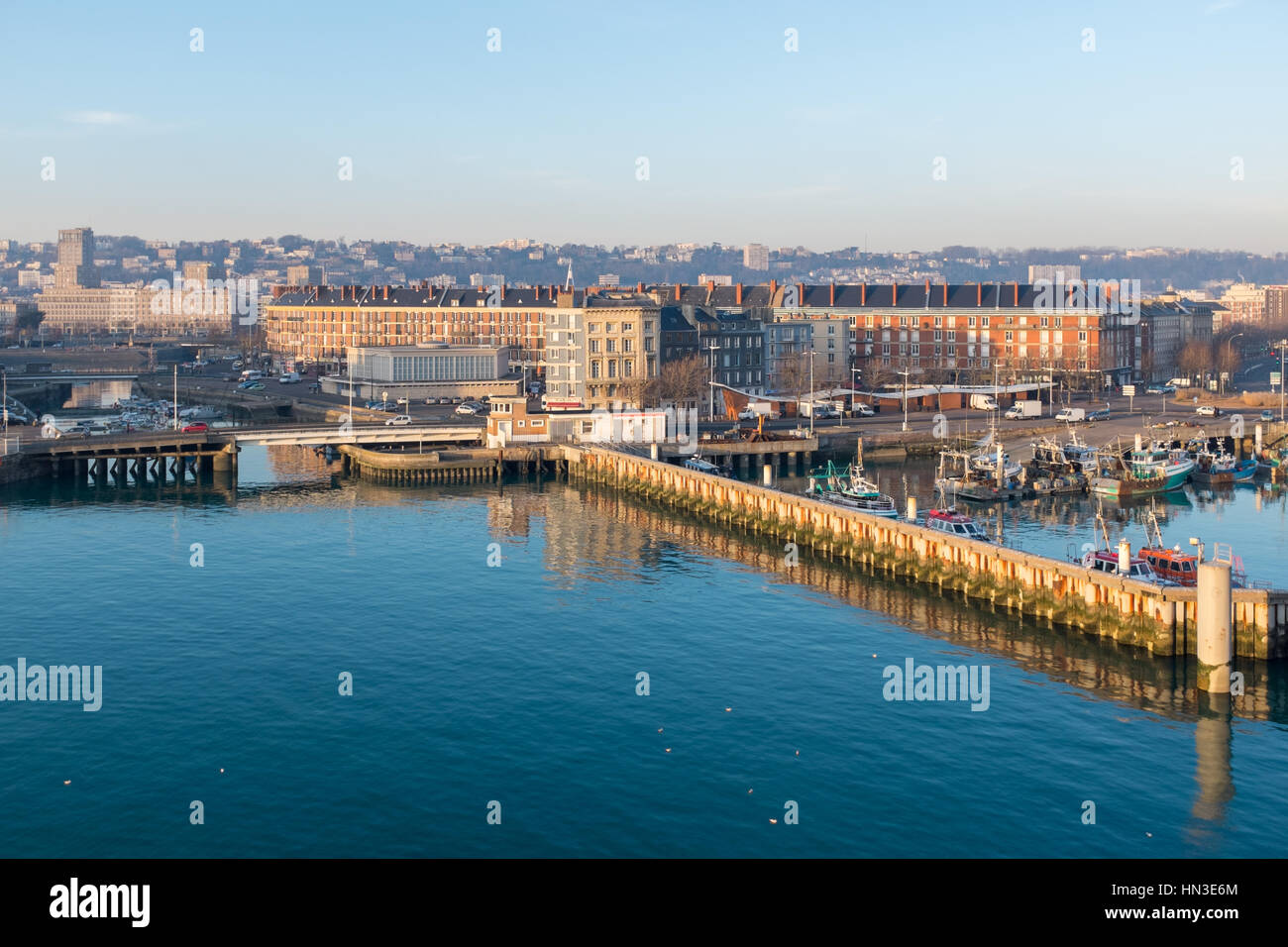 Il porto di Le Havre vista dal ponte di una partenza Brittany Ferries traghetto per auto Foto Stock