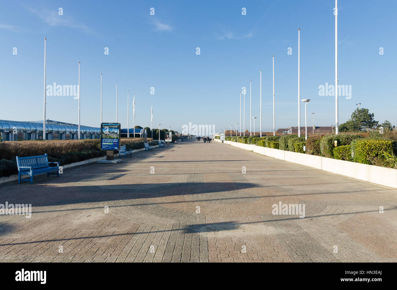 Ampia zona pedonale che conduce verso la spiaggia e il mare da smart cittadina francese di Deauville in Normandia Foto Stock