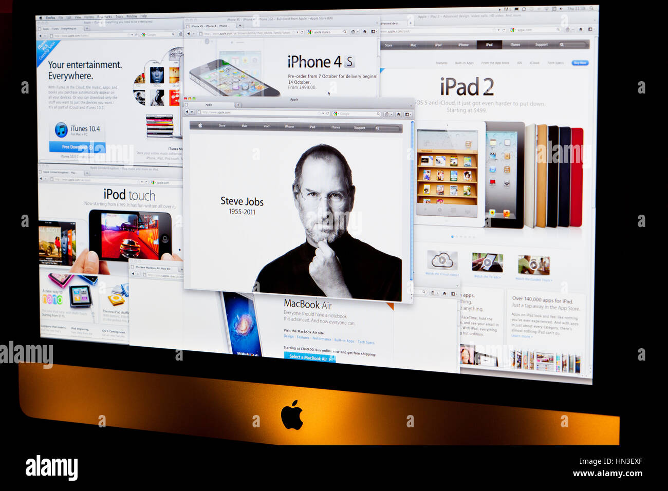 BATH, Regno Unito - 6 ottobre 2011: di un computer Apple iMac la visualizzazione di più finestre del browser relative ai prodotti Apple e il lato anteriore della pagina omaggio a EX Foto Stock