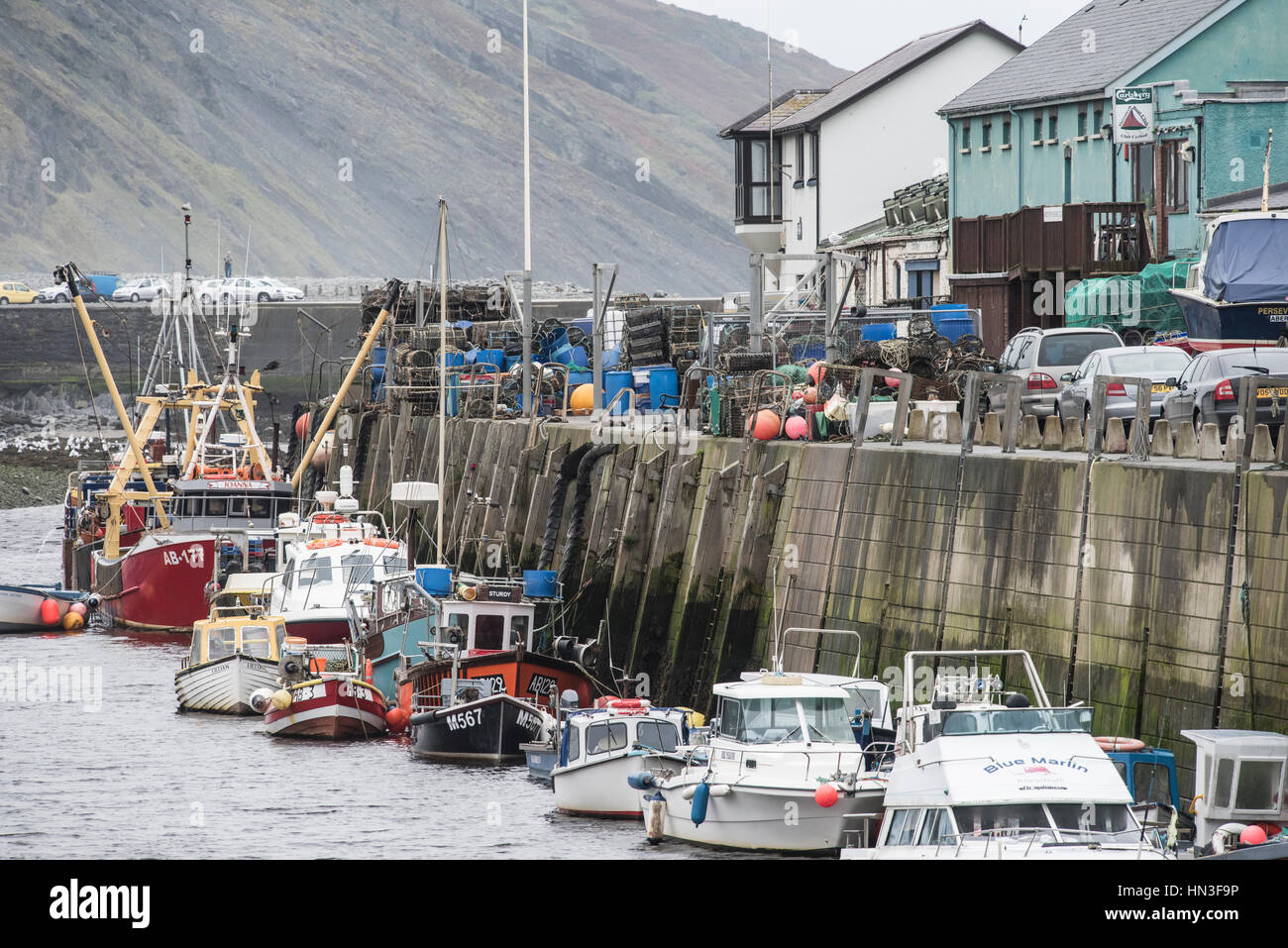 Aberystwyth Harbour e banchina con una varietà di pesca e le imbarcazioni da diporto Foto Stock
