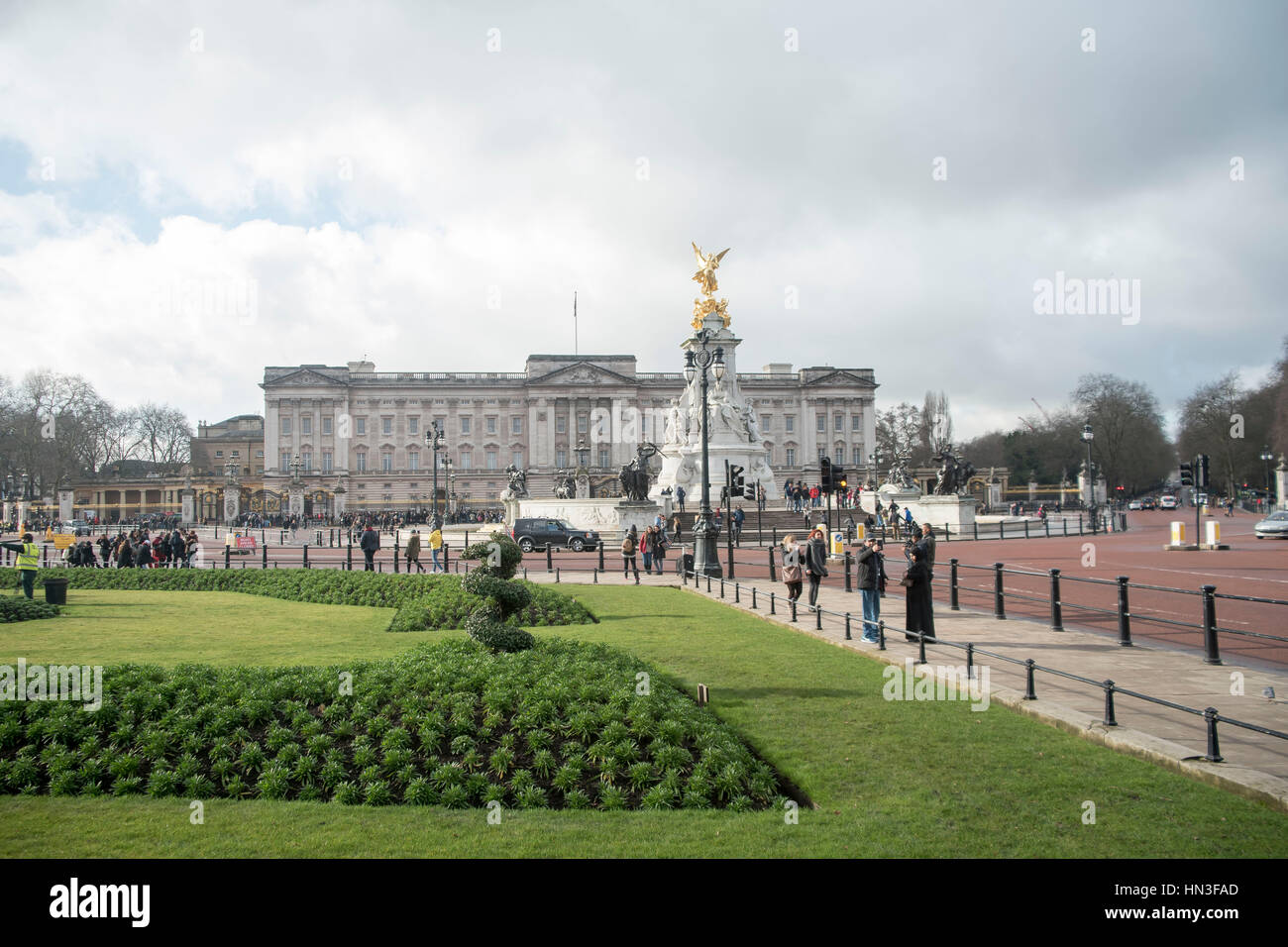 Londra, Regno Unito. 07 feb 2017. Vista generale del Buckingham Palace la residenza londinese e sede amministrativa del monarca regnante del Regno Unito. Molti giardinieri preparare i fiori al di fuori del palazzo, pronto fhe fiorisce in primavera. Credito: Alberto Pezzali/Pacific Press/Alamy Live News Foto Stock