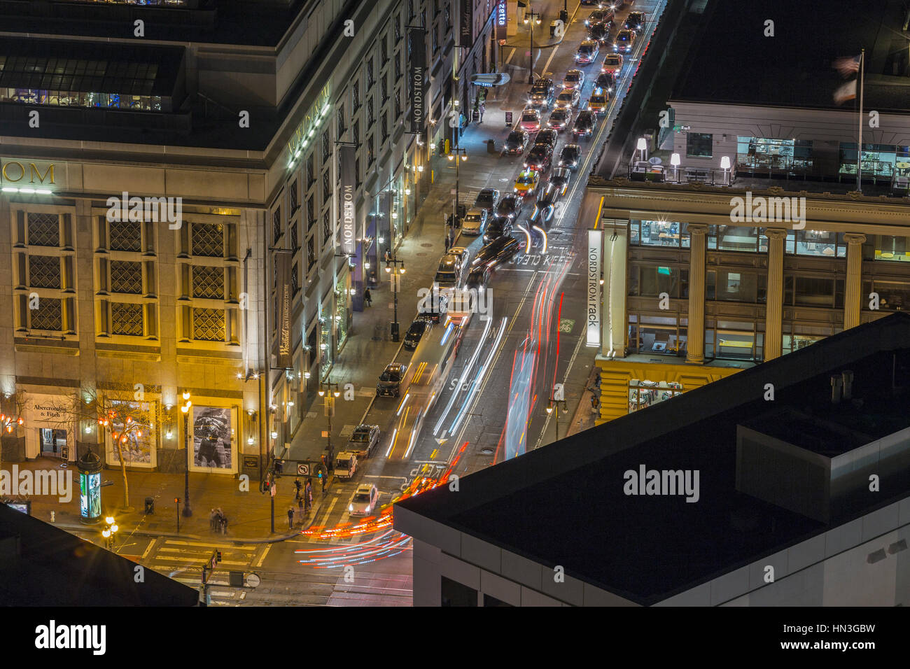 San Francisco, California, Stati Uniti d'America - 13 Gennaio 2017: vista notturna del centro di traffico in corrispondenza di Quinta Strada e le strade del mercato. Foto Stock