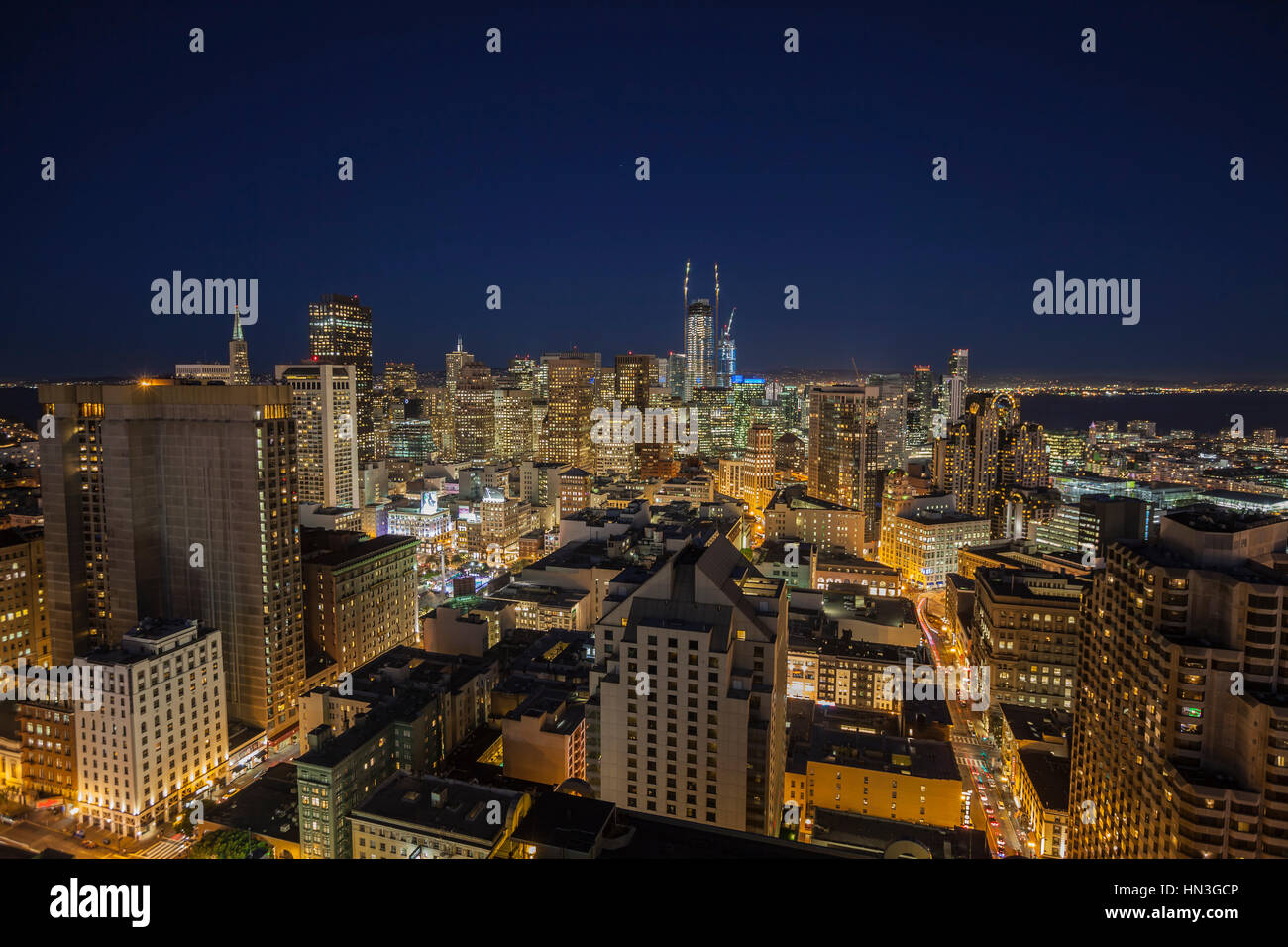 San Francisco, California, Stati Uniti d'America - 13 Gennaio 2017: notte vista sullo skyline di strade e di torri nel centro cittadino di San Francisco. Foto Stock