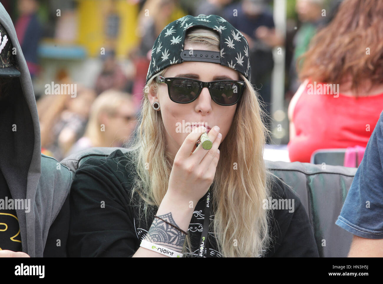 Una giovane donna di fumare una sigaretta di marijuana durante l'ottava La Cannabis Giorno della Liberazione nel Flevopark il 12 giugno 2016. La Cannabis Liberation Day c Foto Stock