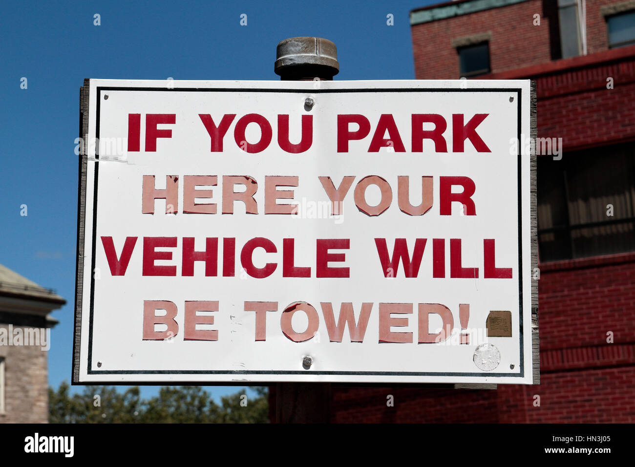 "Se si parcheggia qui il tuo veicolo sarà trainato' segno di Salem, Massachusetts, Stati Uniti. Foto Stock