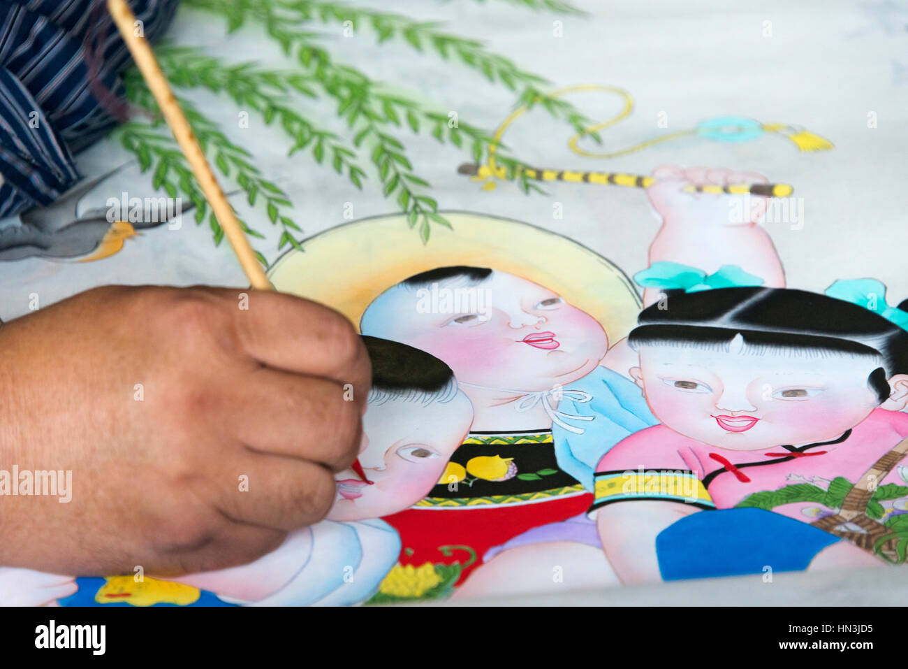 Artista Yangliuqing rendendo il blocchetto in legno dipinto, Tianjin, Cina Foto Stock