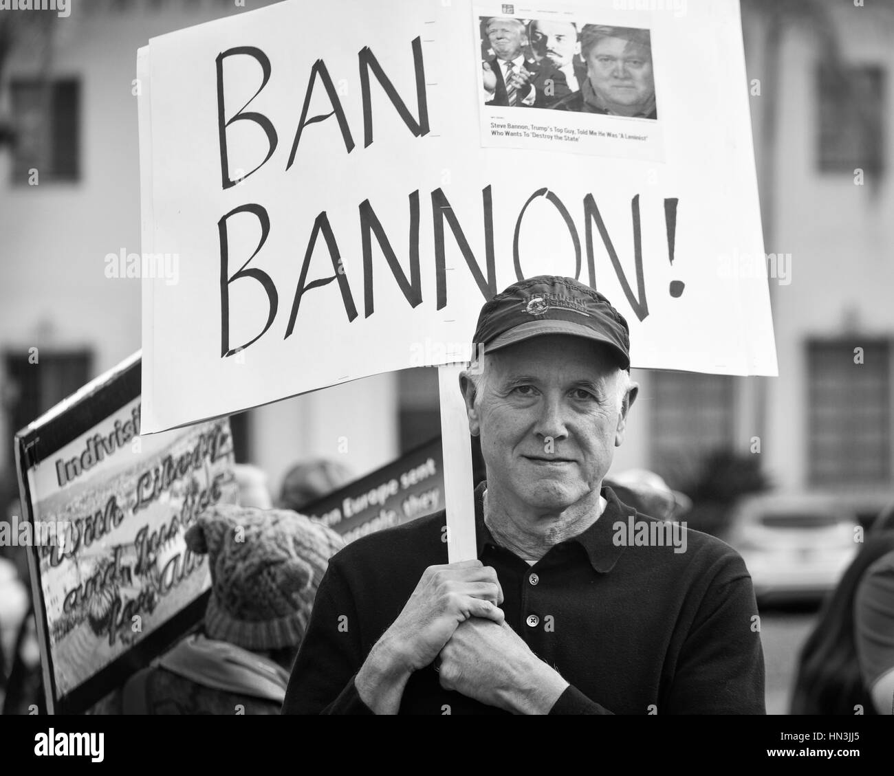 Il dimostratore portando un segno " divieto Bannon' a un musulmano Anti Divieto di viaggiare nel rally di Santa Barbara, CA Foto Stock