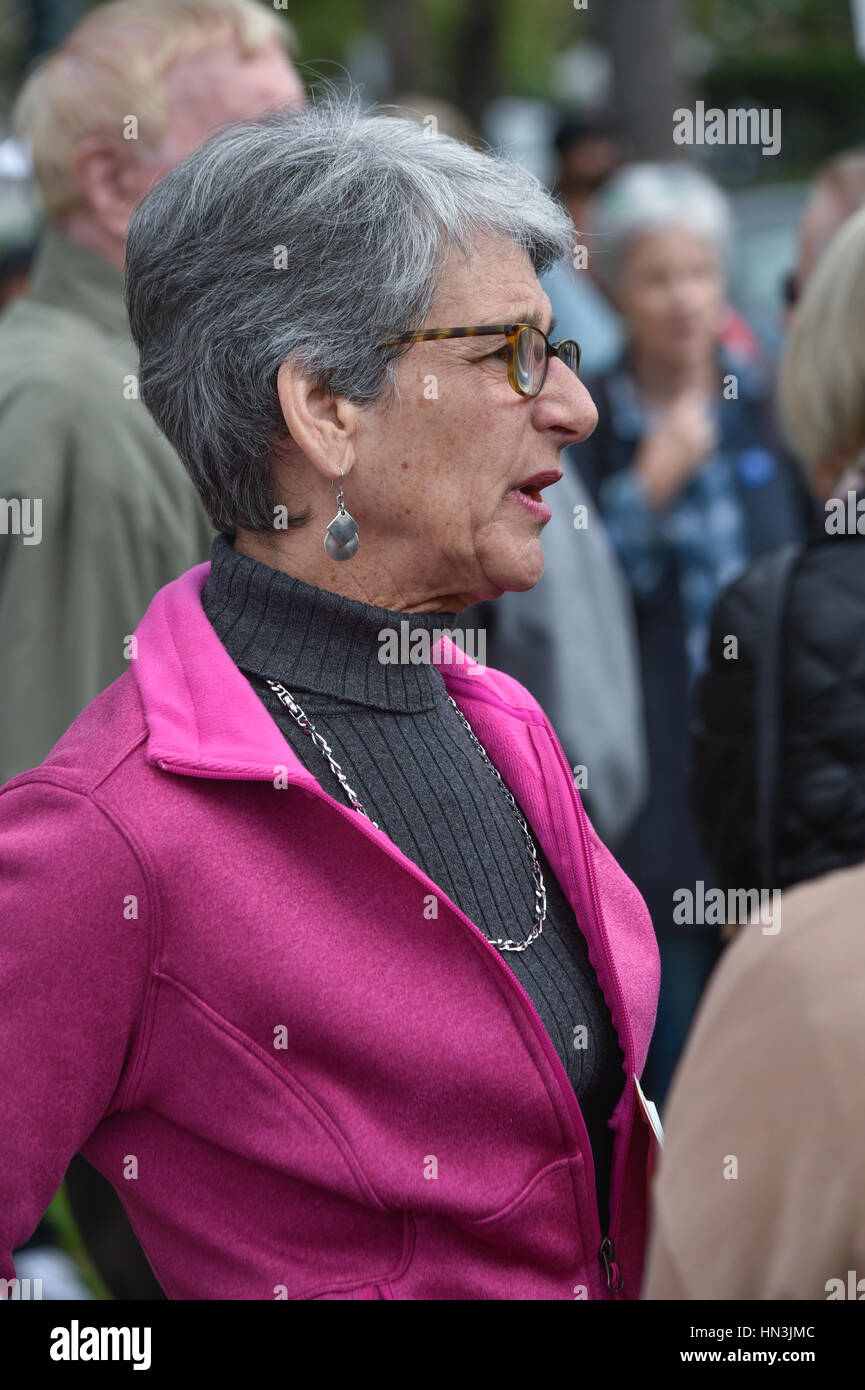 CA senatore, Hanna Beth Jackson, intervenendo a un musulmano Anti Divieto di viaggiare nel rally di Santa Barbara, CA Foto Stock