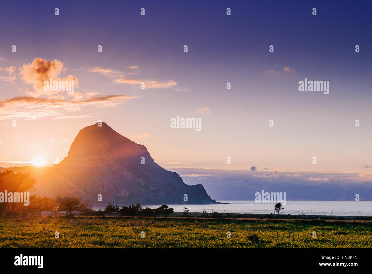 Il sole tramonta sulla montagna. Foto Stock