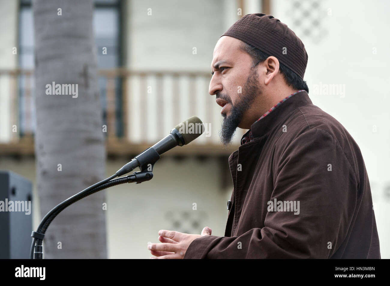 Santa Barbara Imam, Yama Niazi, della Beata Tree Foundation, parlando a un musulmano Anti Divieto di viaggiare nel rally di Santa Barbara, CA Foto Stock