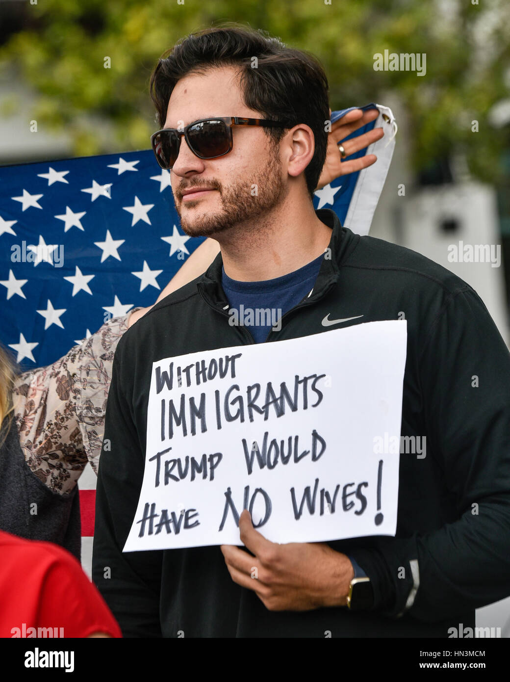 Un manifestante a un musulmano Anti Divieto di viaggiare nel rally di Santa Barbara, CA Foto Stock