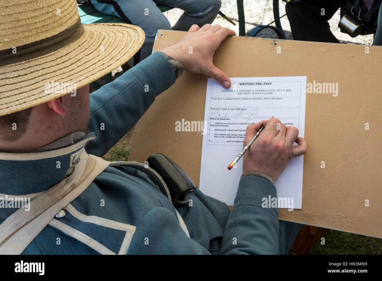 Fort Stanton, Nuovo Messico - Guerra civile-soldati era di imparare a leggere e scrivere a 'Fort Stanton Live!", annualmente un programma della storia viva. Fort Stanton era Foto Stock