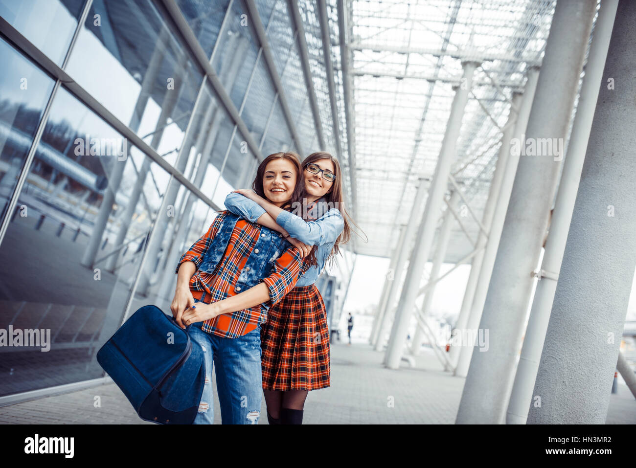 Le ragazze del divertimento e felice quando si sono incontrati presso l'aeroporto.Arte proc Foto Stock