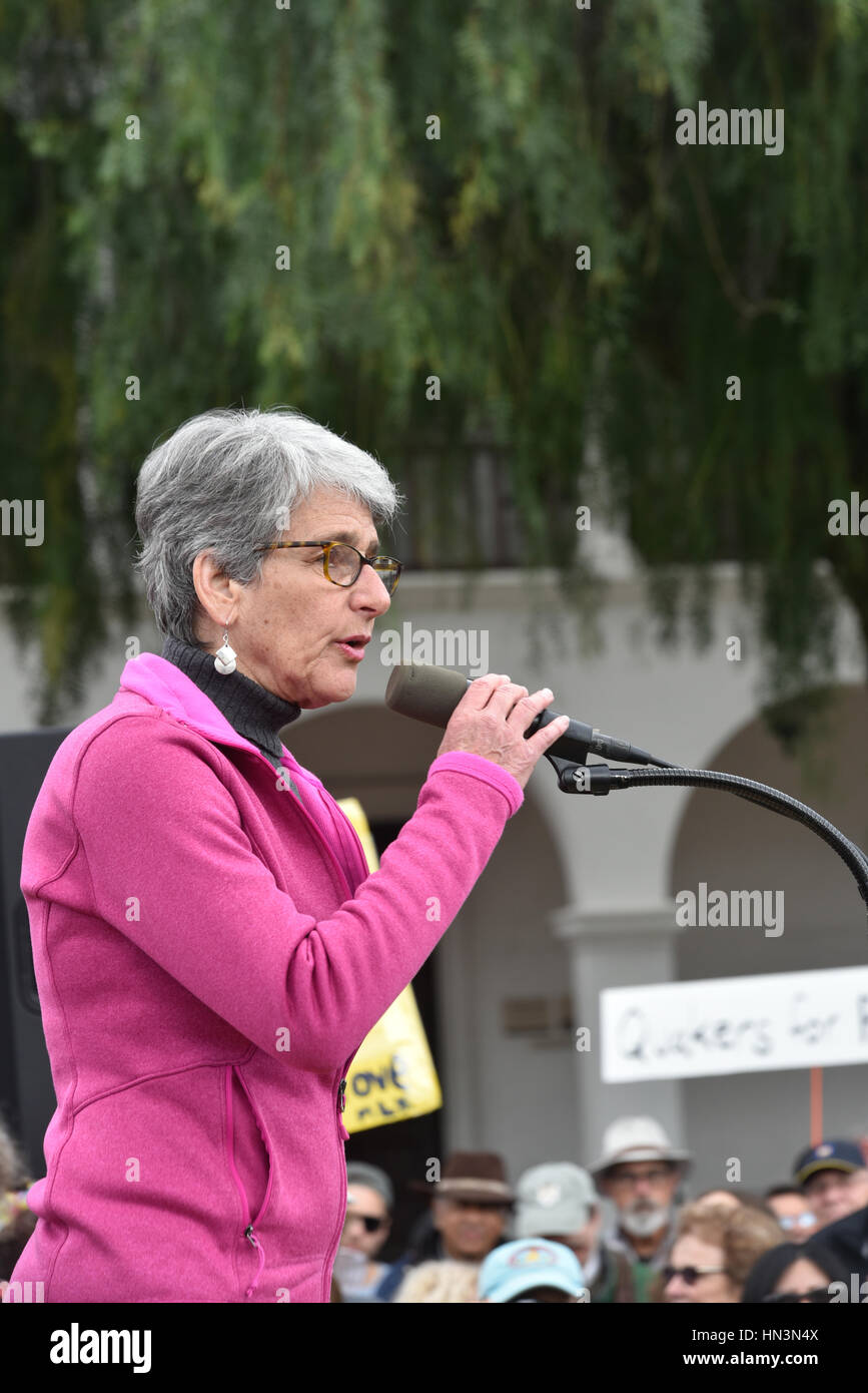 CA senatore, Hanna Beth Jackson, intervenendo a un musulmano Anti Divieto di viaggiare nel rally di Santa Barbara, CA Foto Stock