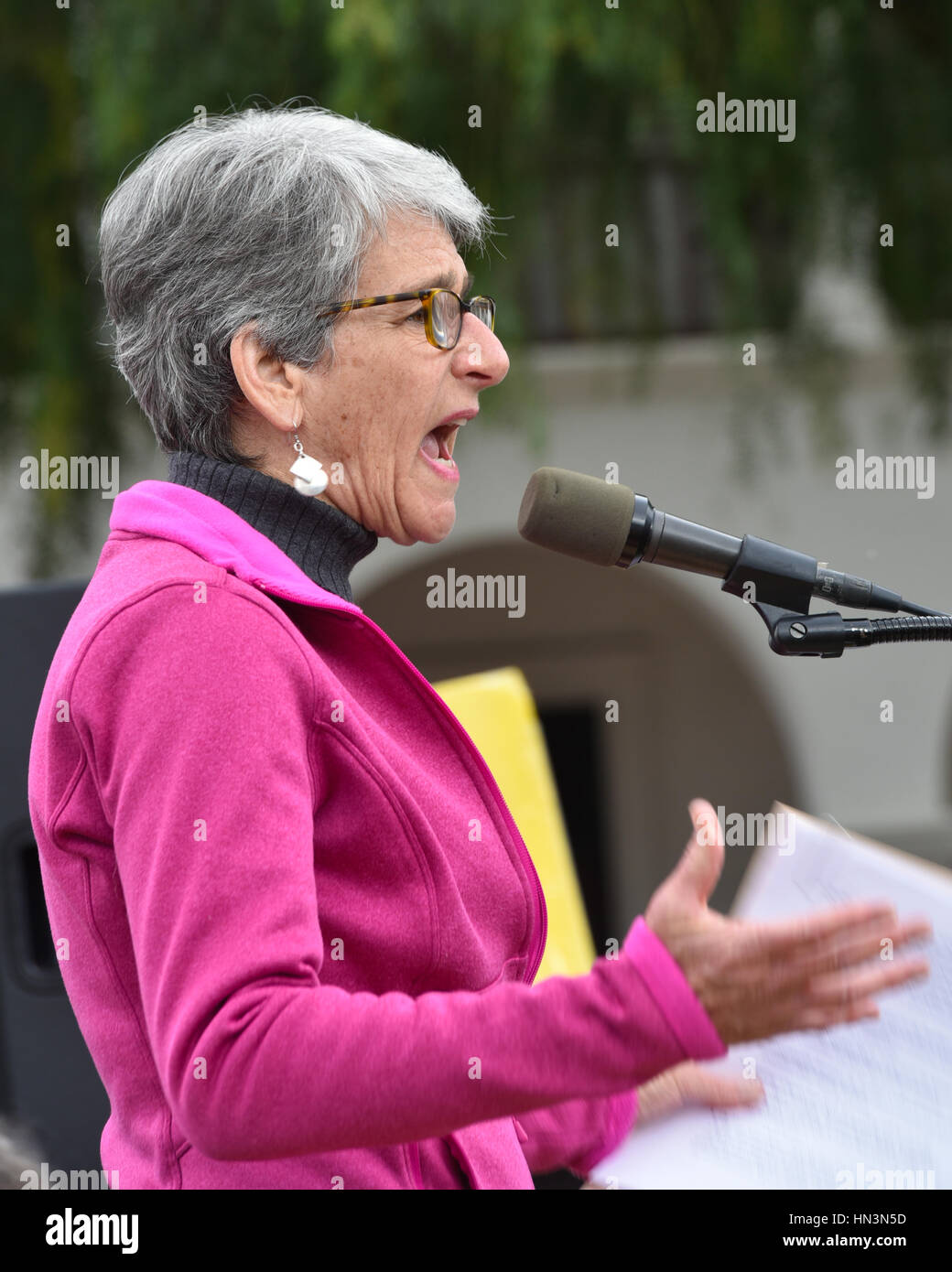 CA senatore, Hanna Beth Jackson, intervenendo a un musulmano Anti Divieto di viaggiare nel rally di Santa Barbara, CA Foto Stock