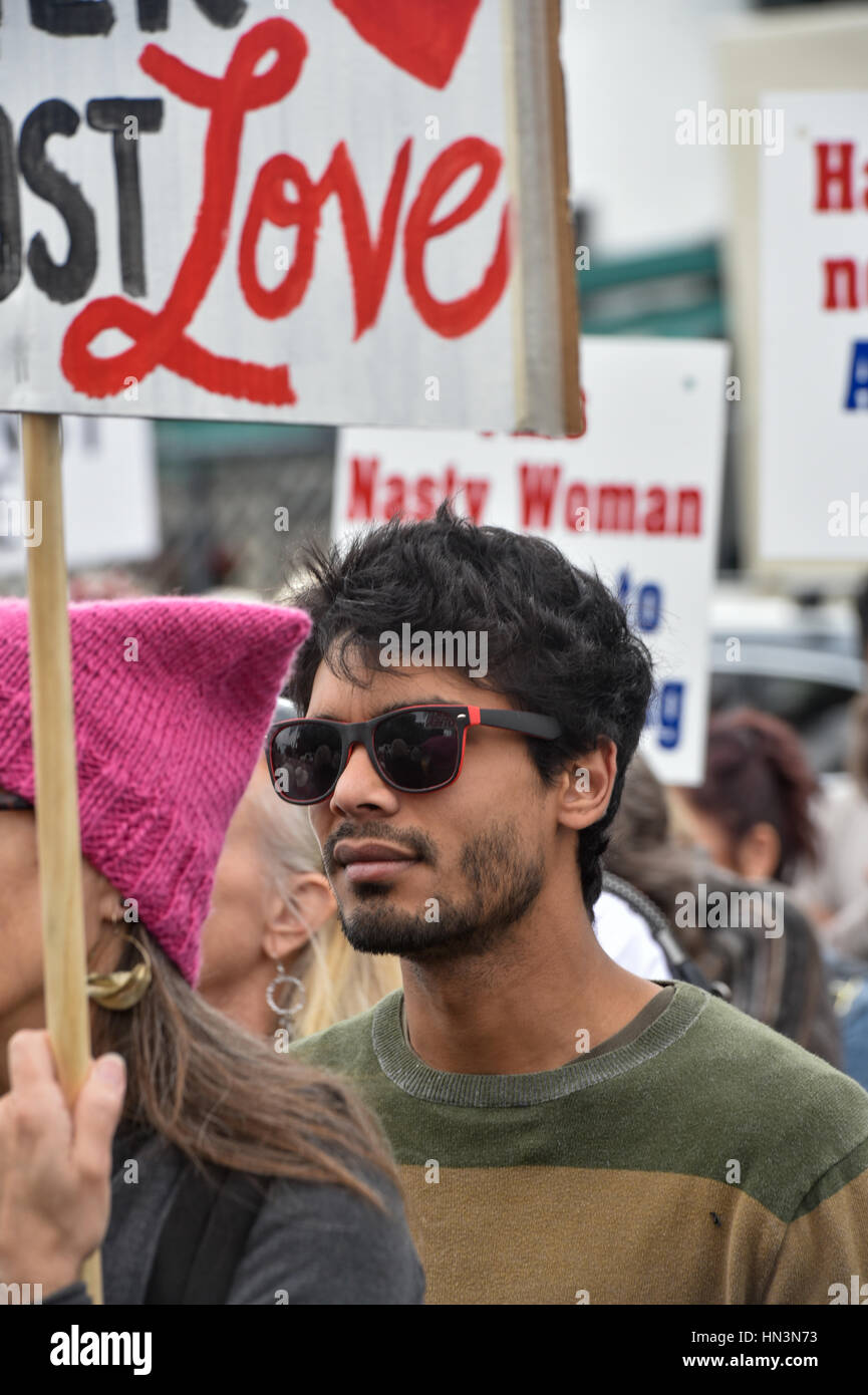 I dimostranti che porta i segni di un musulmano Anti Divieto di viaggiare nel rally di Santa Barbara, CA Foto Stock