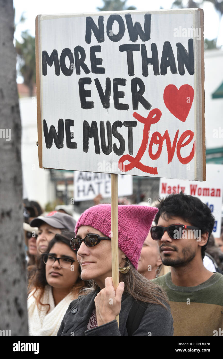 I dimostranti che porta i segni di un musulmano Anti Divieto di viaggiare nel rally di Santa Barbara, CA Foto Stock