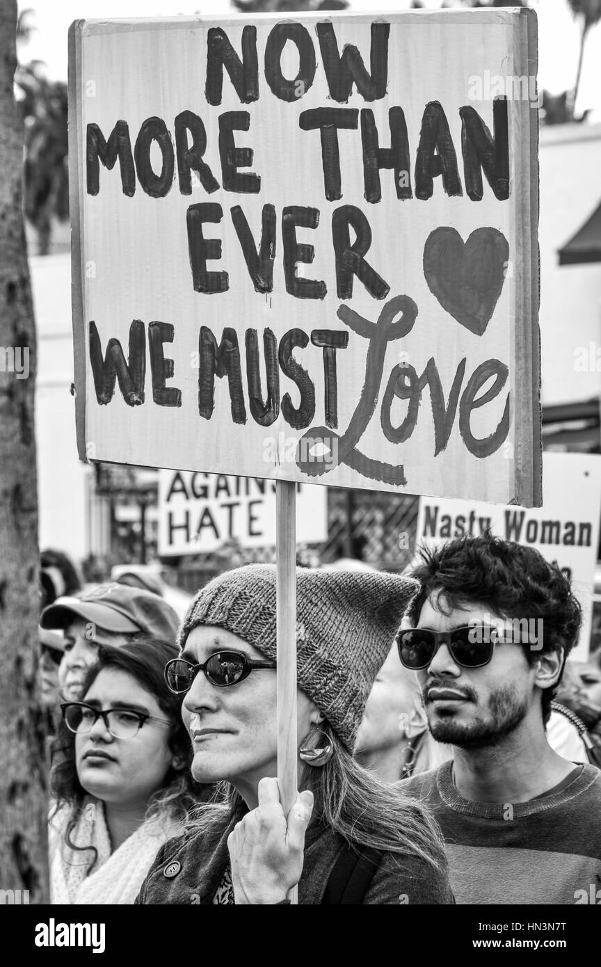 I dimostranti che porta i segni di un musulmano Anti Divieto di viaggiare nel rally di Santa Barbara, CA Foto Stock