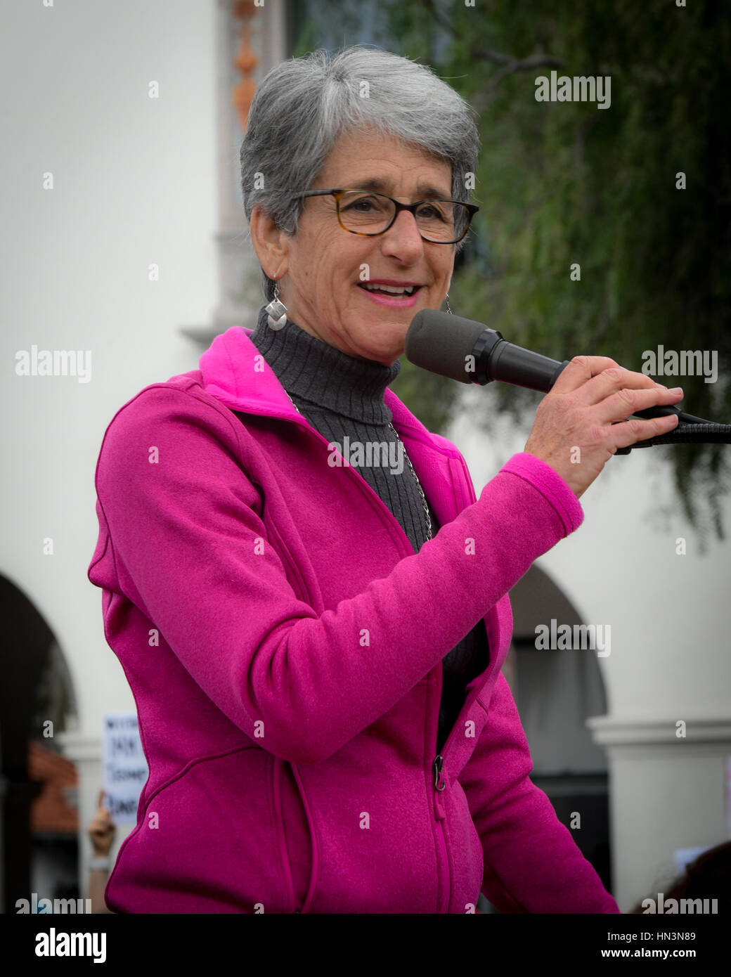 CA senatore, Hanna Beth Jackson, intervenendo a un musulmano Anti Divieto di viaggiare nel rally di Santa Barbara, CA Foto Stock