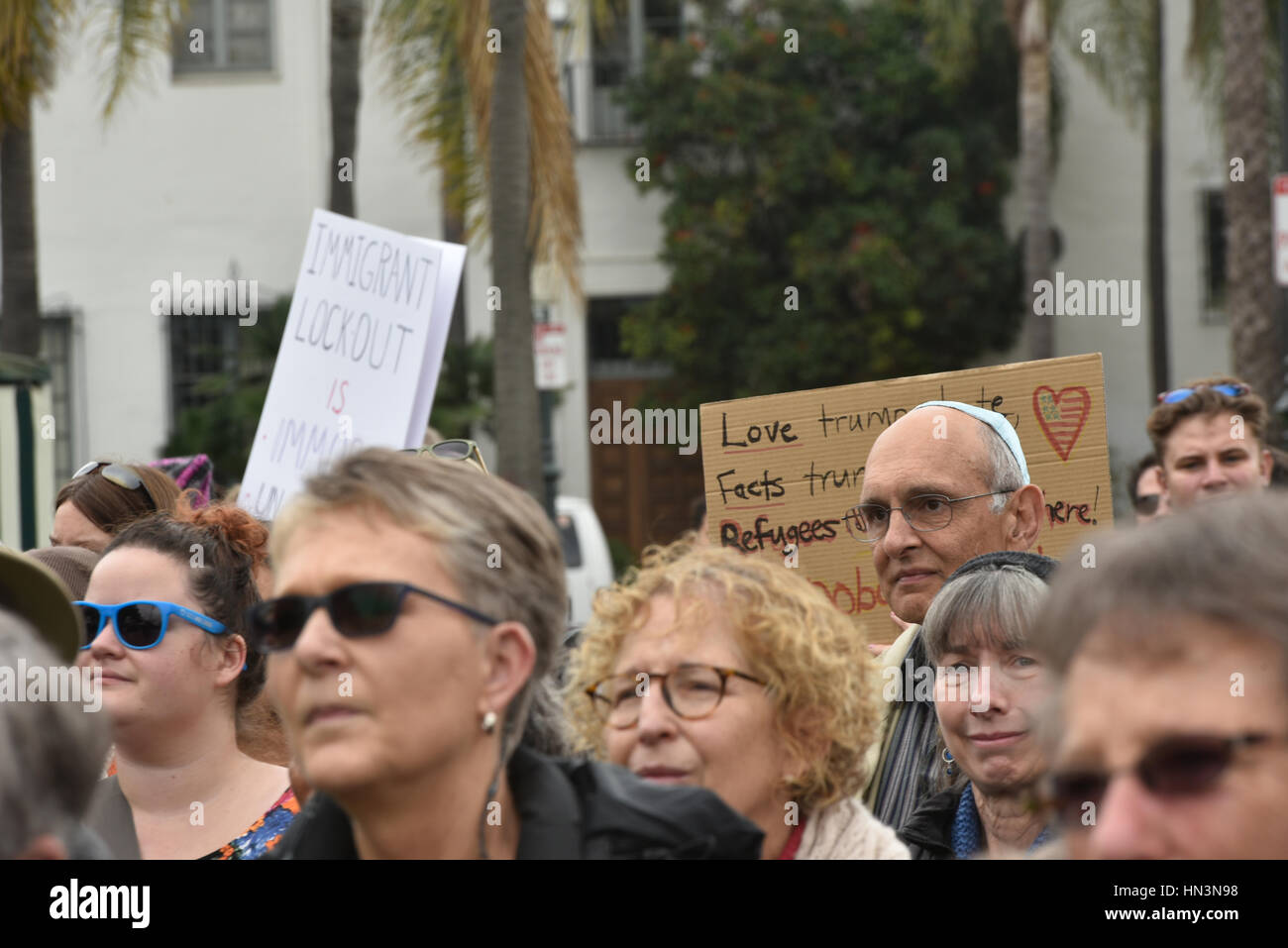 I dimostranti che porta i segni di un musulmano Anti Divieto di viaggiare nel rally di Santa Barbara, CA Foto Stock