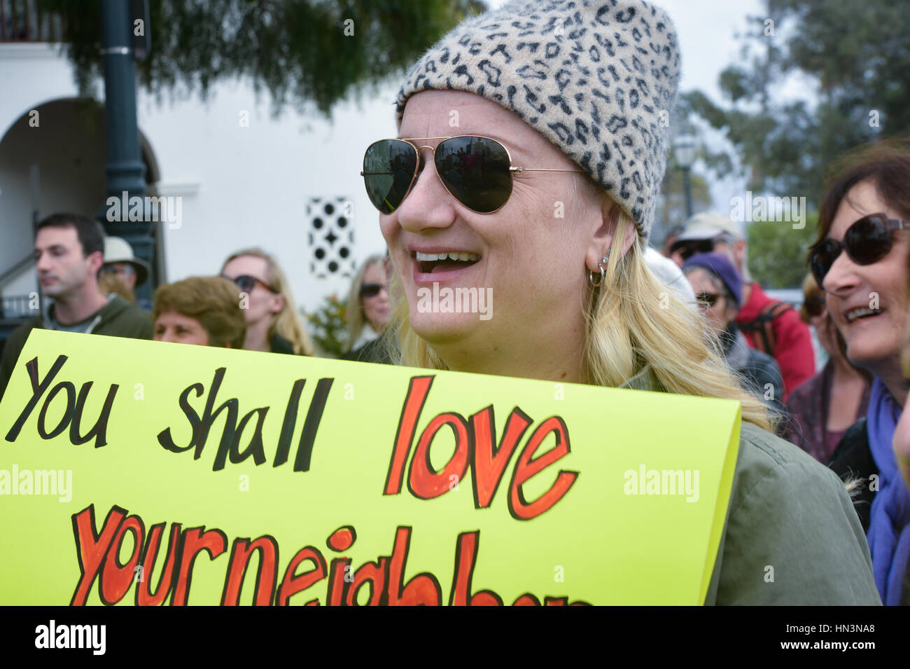 Azienda segni di amore e di resistere al divieto di viaggio, dimostranti al rally di un musulmano Anti / divieto di viaggio di protesta, Santa Barbara, Foto Stock